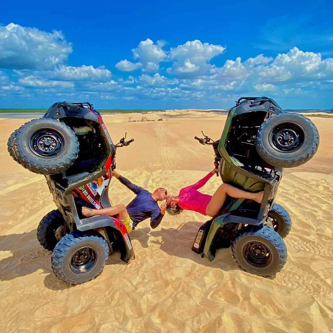 Dois quadriciclos levantando areia nas dunas de Jericoacoara