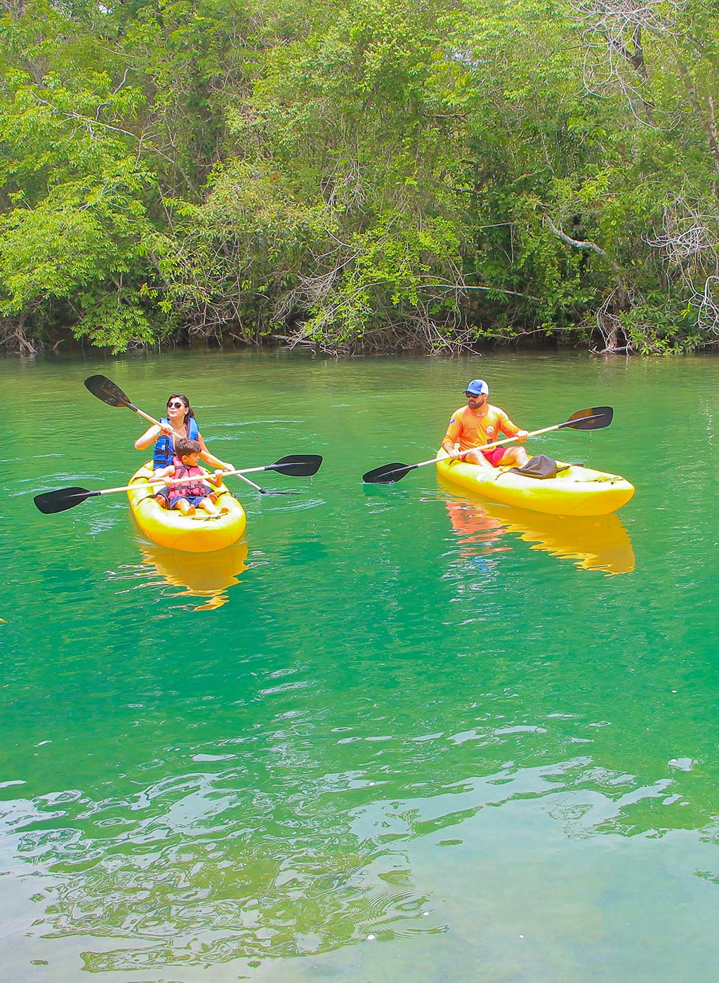 Pessoa curtindo atividade aquática no Balneário Estrela do Formoso com águas Cristalinas