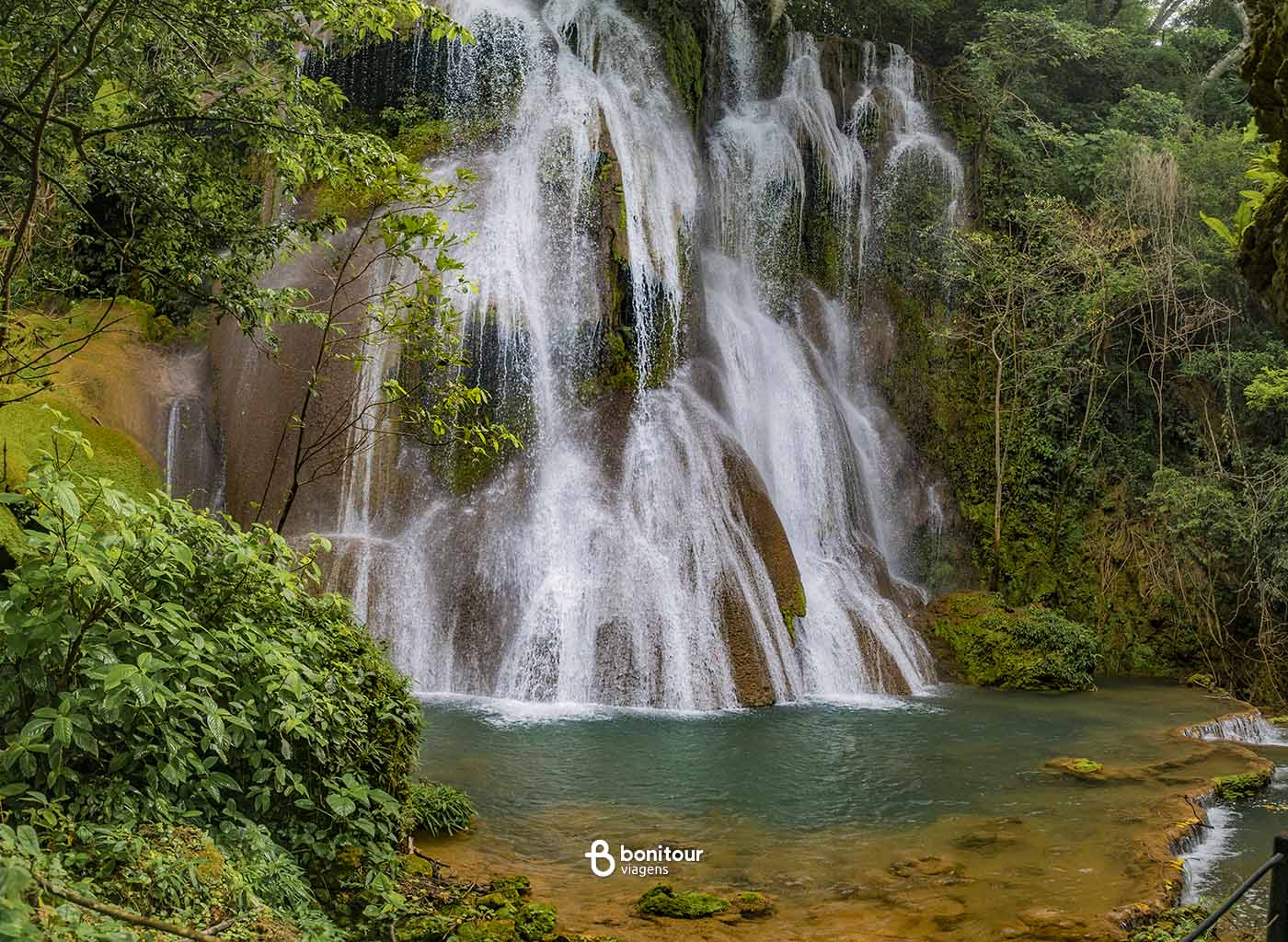 Bela cachoeira em meio a natureza em Bodoquena