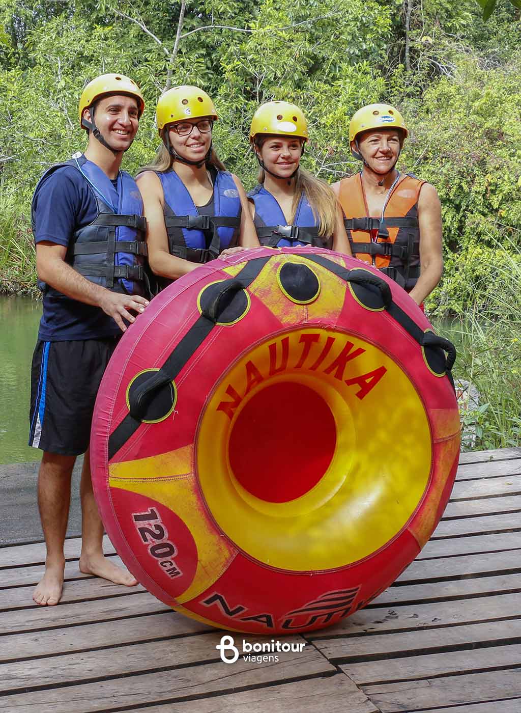Pessoas posando bom boia de boia cross