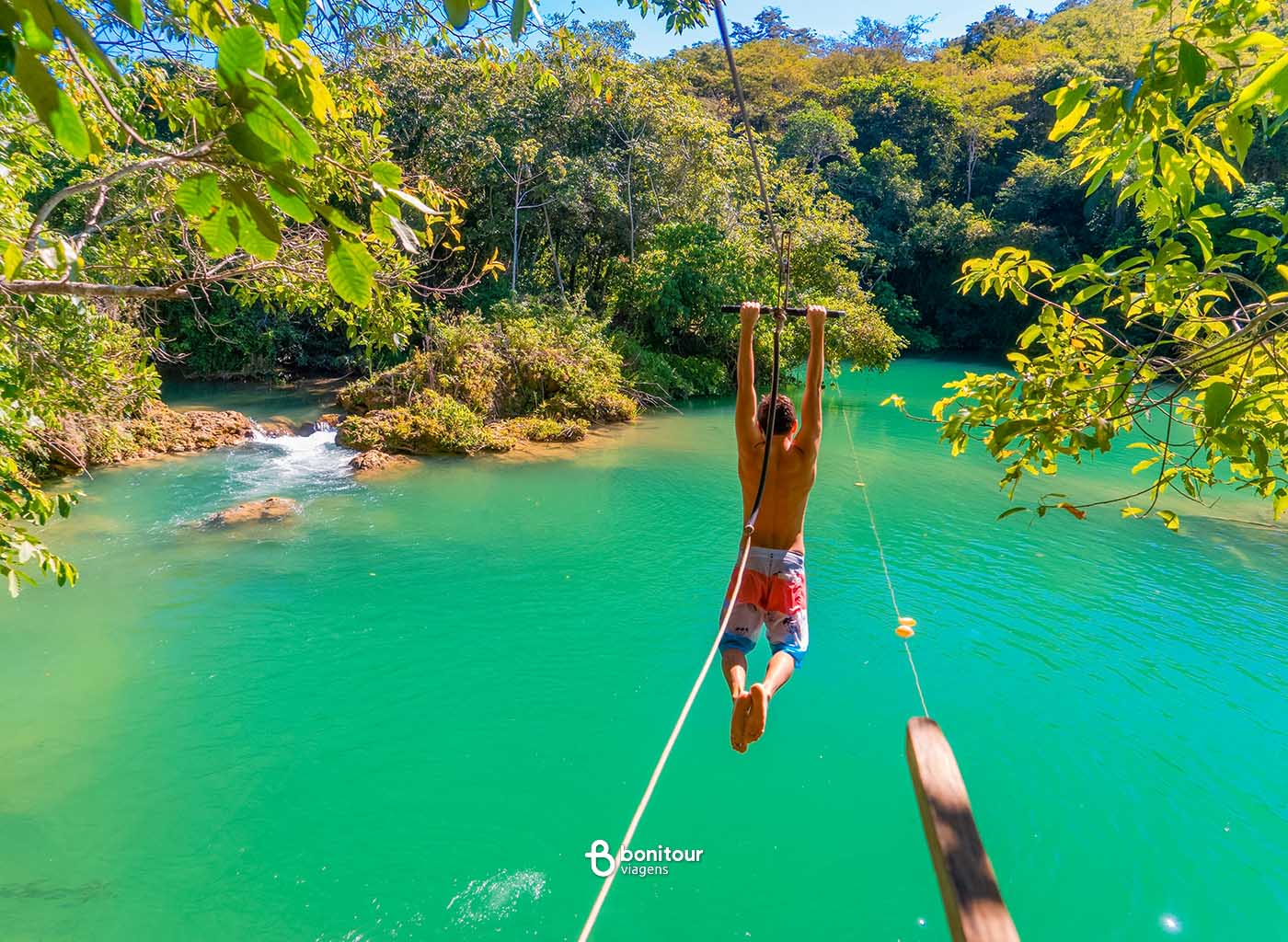 Pessoa descendo de tirolesa em cima do Rio do Peixe