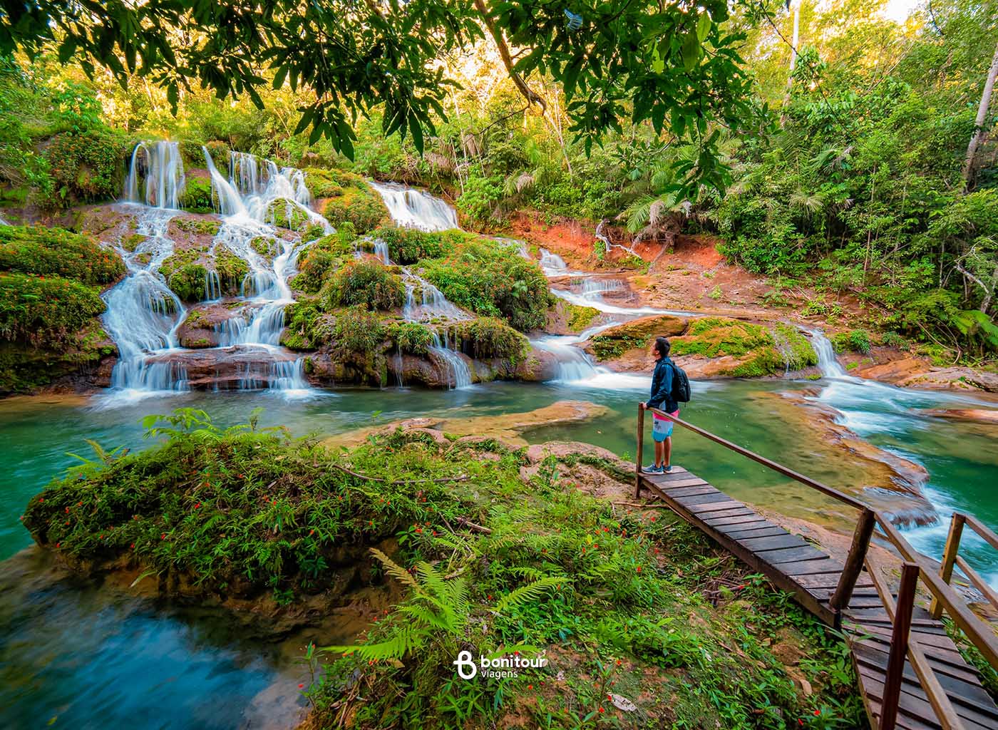 Viajante contempla quedas d'água na Cachoeira do Rio do Peixe