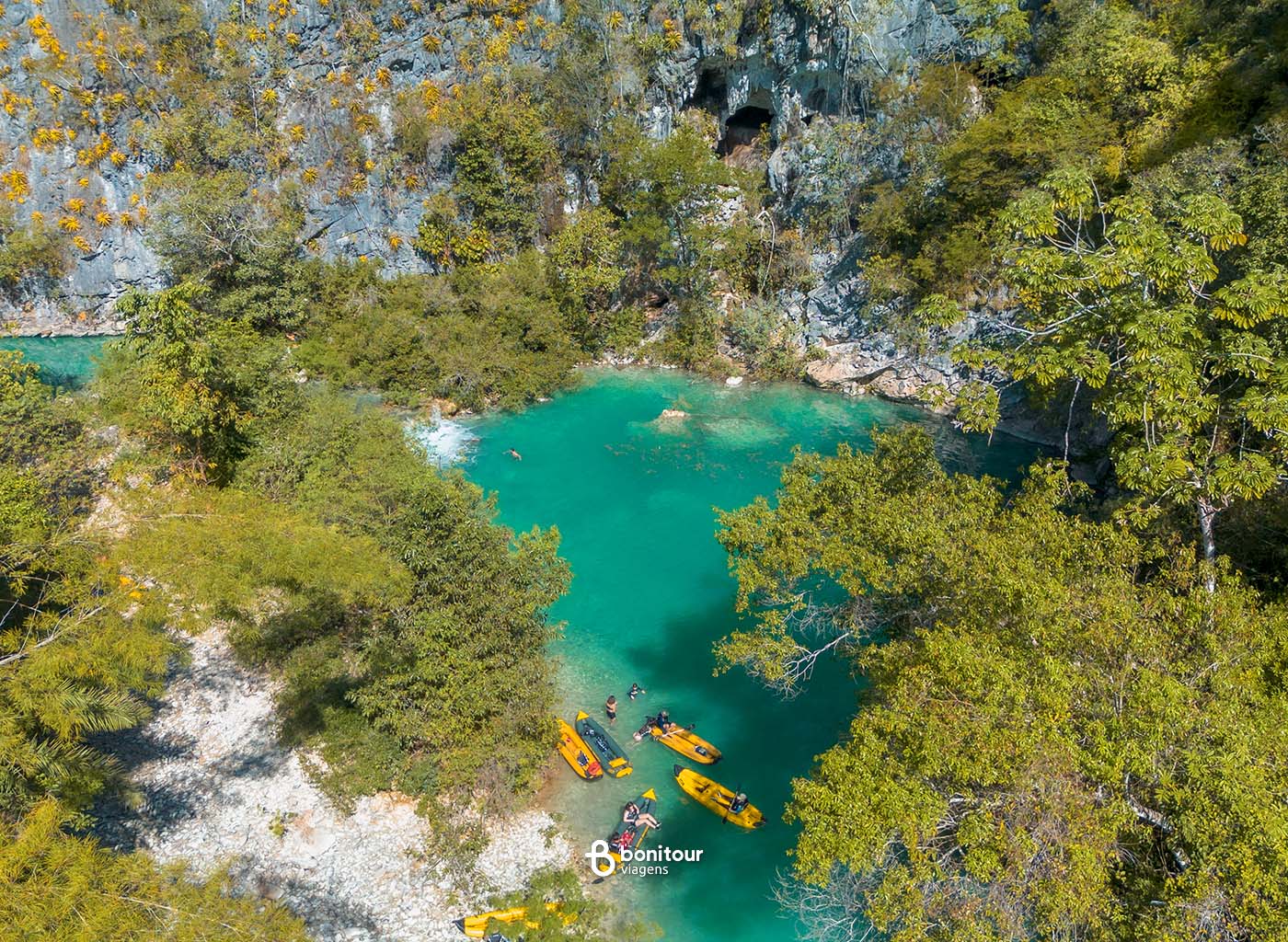 Pessoas passeando de Duck no passeio de Duck no passeio cânions do Salobra, em Bonito/MS