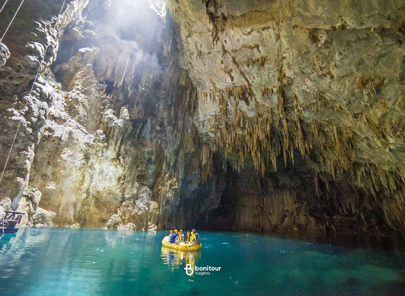 Pessoas navegando de Bote nas águas dentro do Abismo Anhumas
