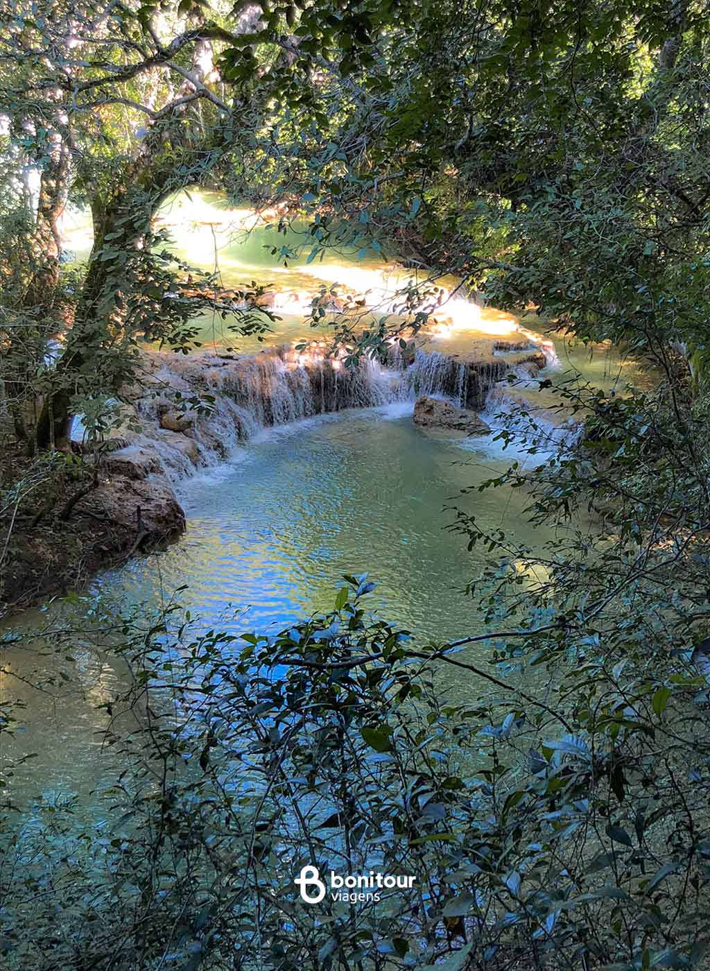 Vista de quedas d'água em cachoeira de Bonito/MS.