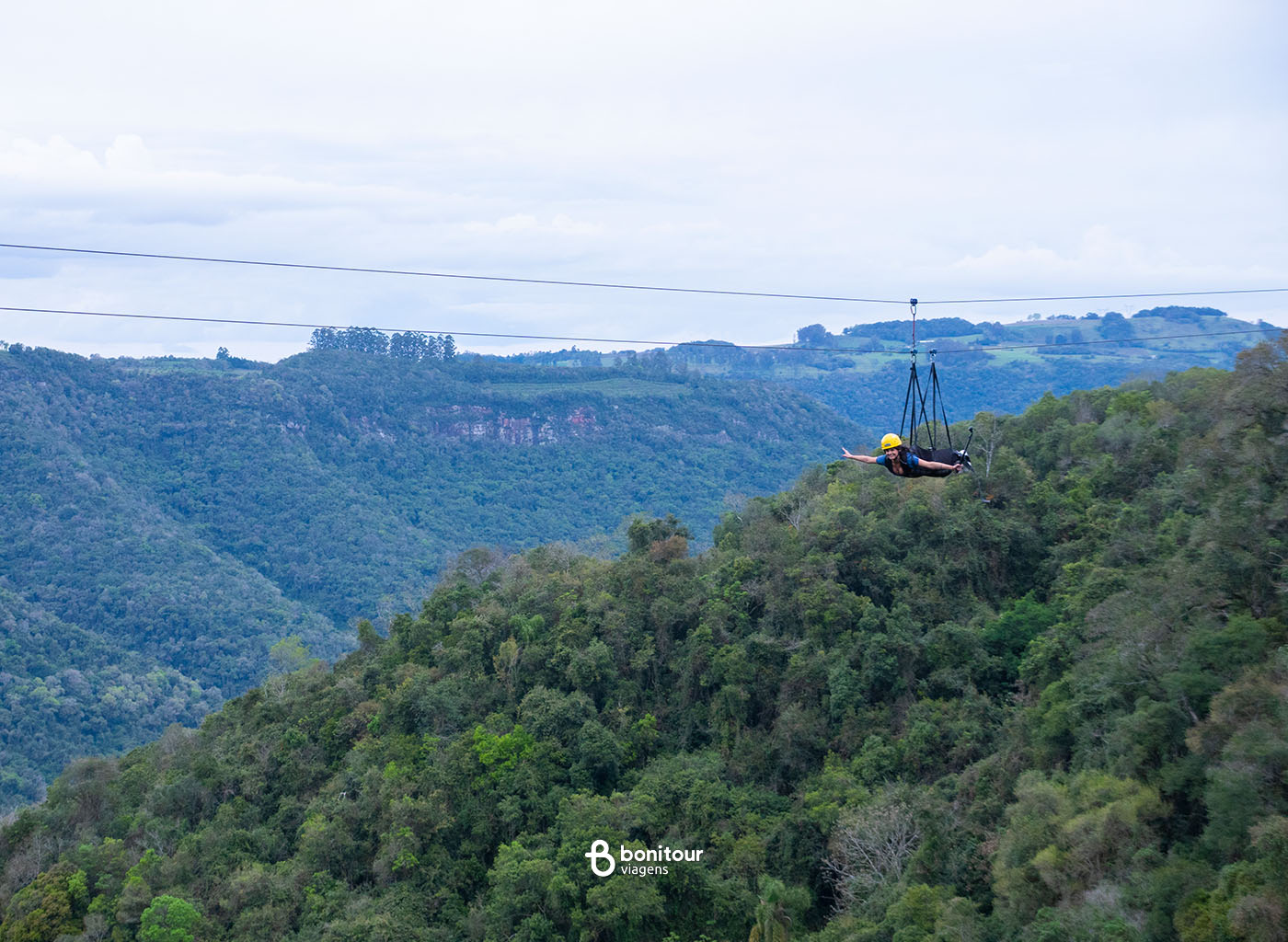 Pessoa ao longe descendo em Tirolesa Superman