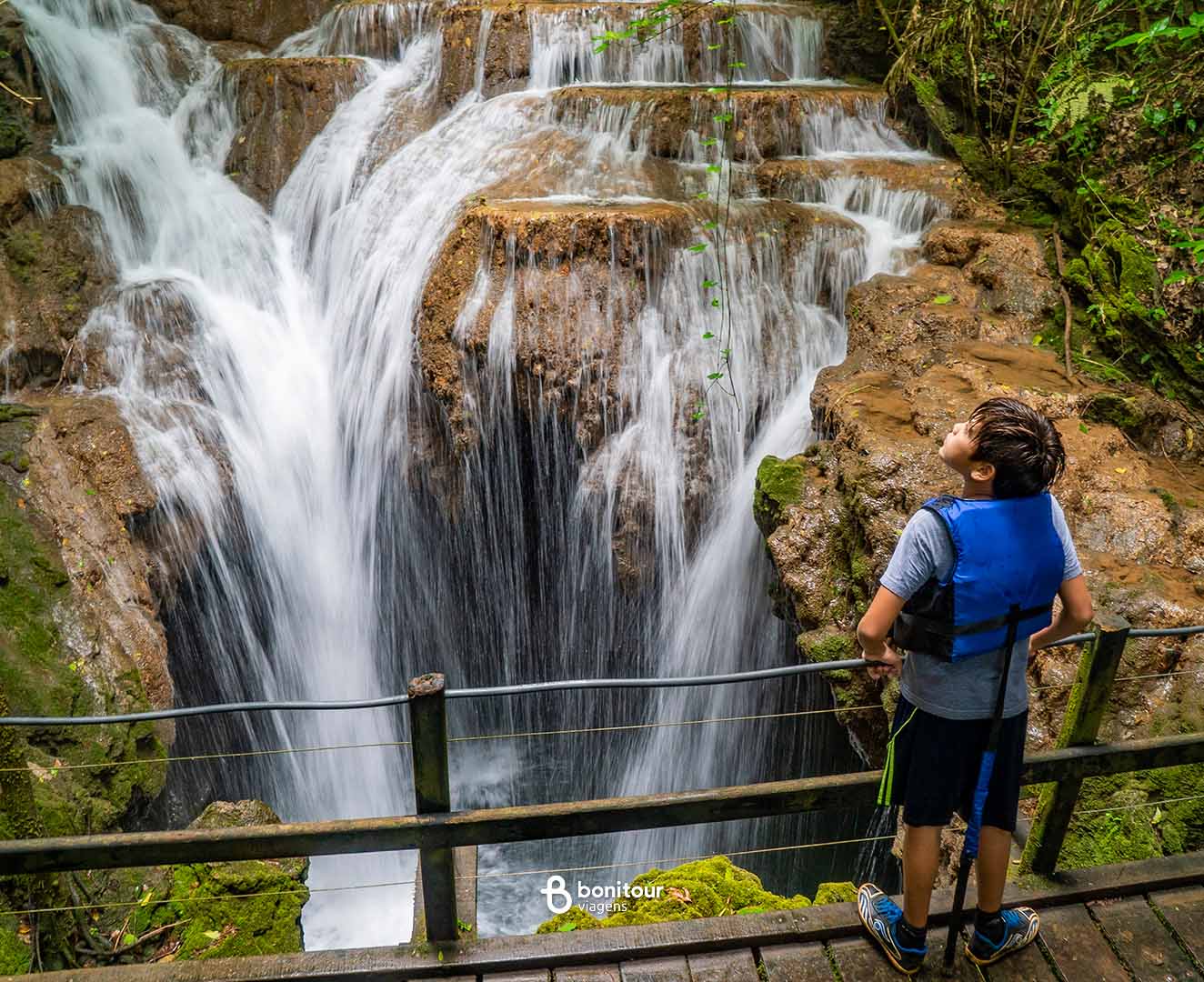 Quedas d'água de cachoeira em meio a vegetação nativa na Boca da Onça em Bonito/MS