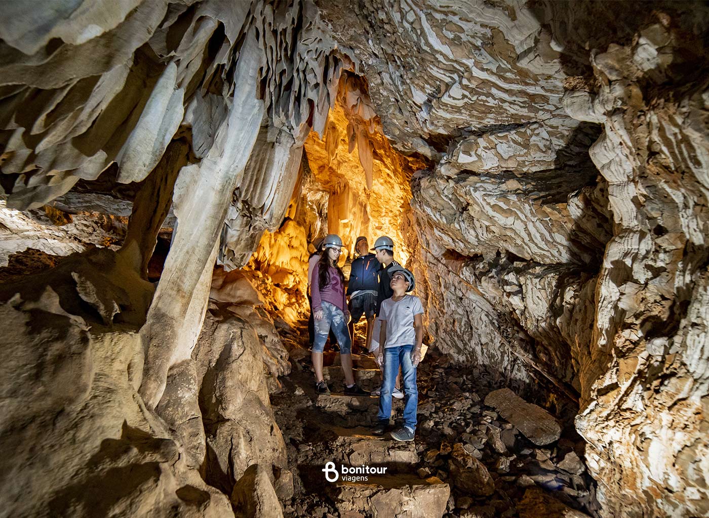 Pessoas curtindo no passeio da Gruta Catedral