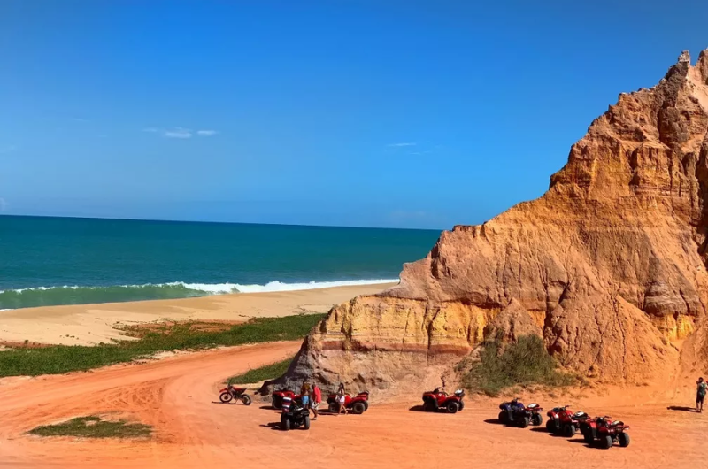 Carro privativo da Jericar Viagens em trajeto para Praia do Gunga