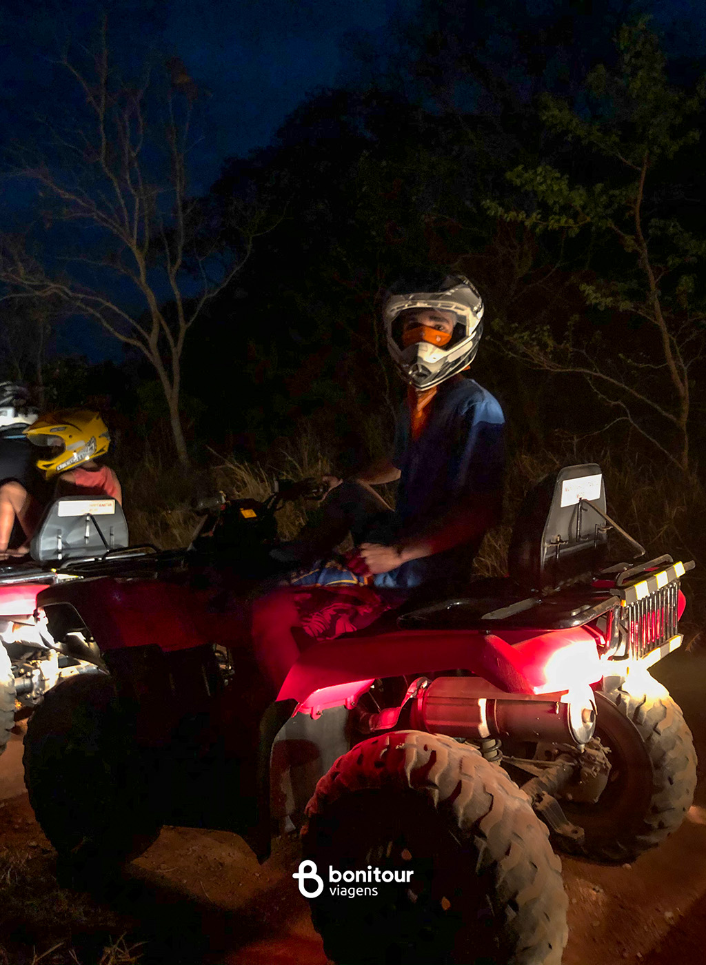 Pessoa feliz dirigindo quadriciclo