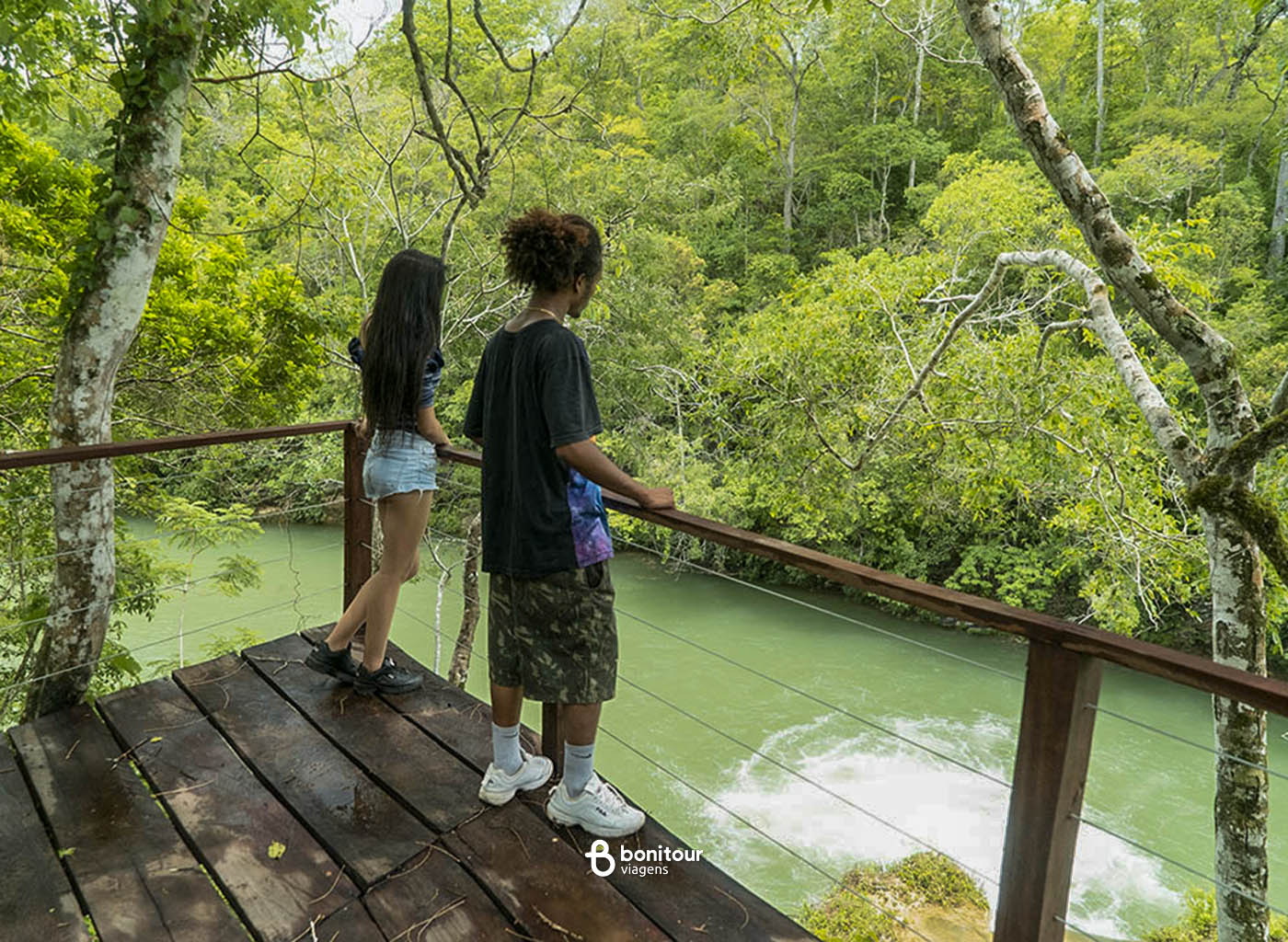 Duas pessoas observando a cachoeira