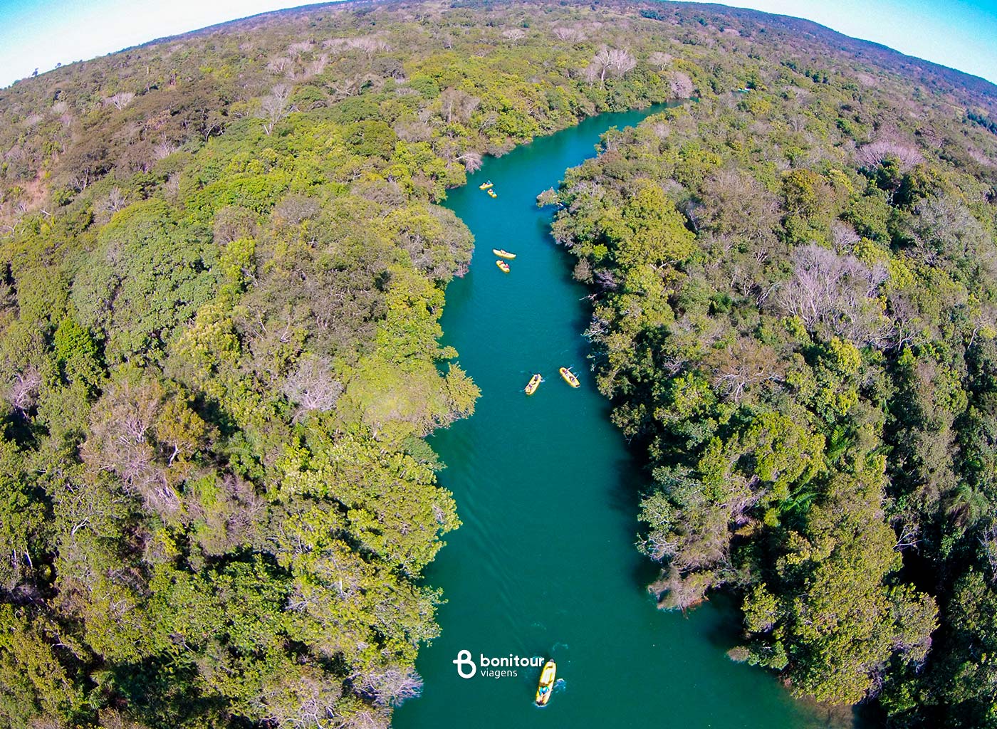Pessoas em botes a remo em meio a vegetação de Duck Rio Formoso.