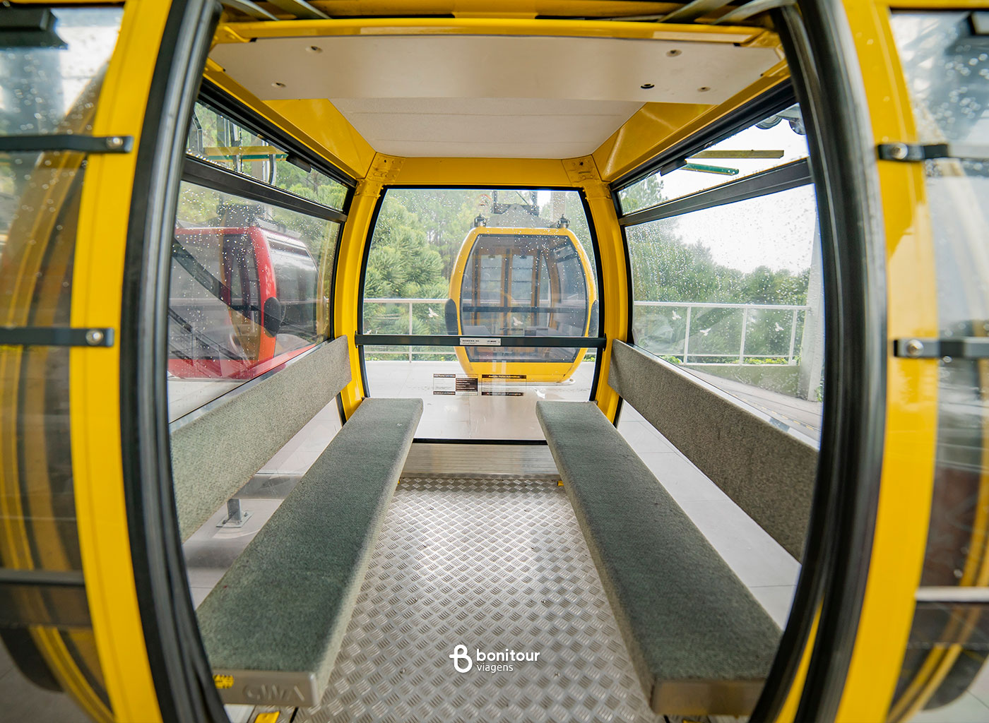 Vista de dentro de bondinho na Serra Gaúcha