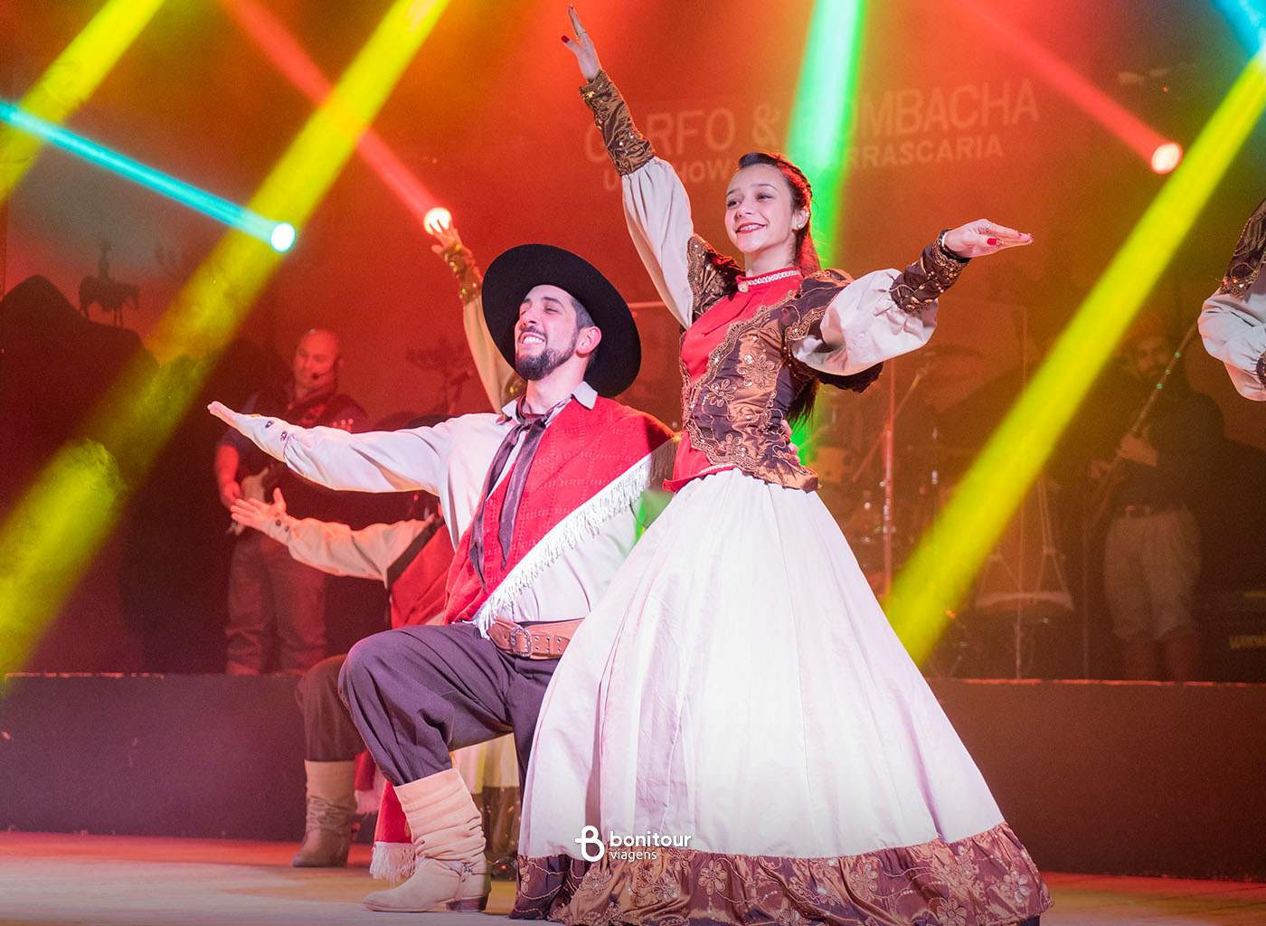 Casal se apresentando com roupas típicas do RS