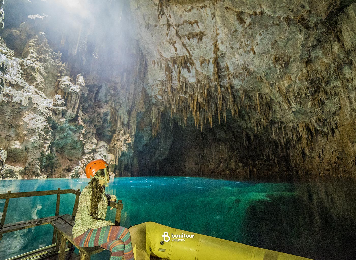 Pessoa contemplando a paisagem de dentro do Abismo Anhumas