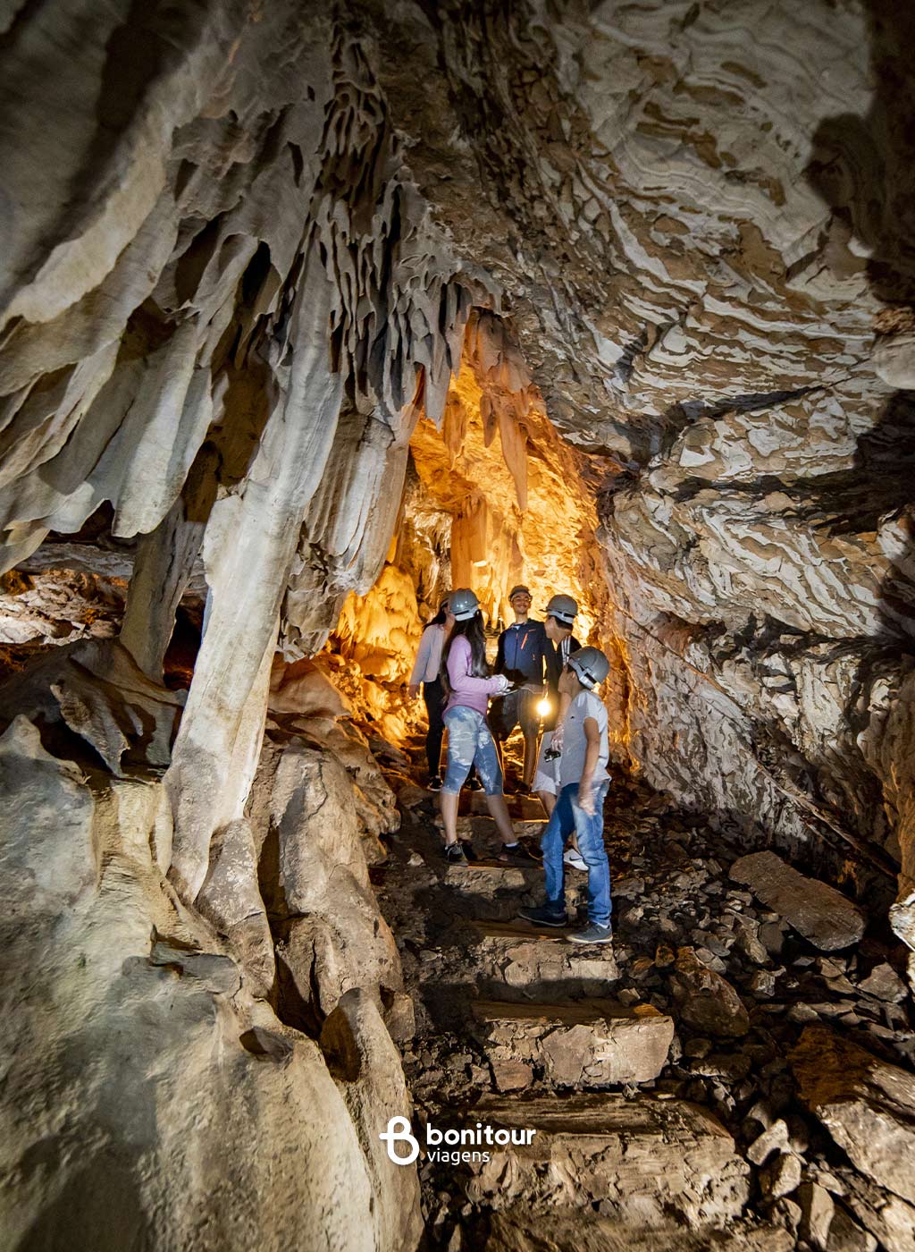 Pessoas contemplando de dentro da Gruta Catedral