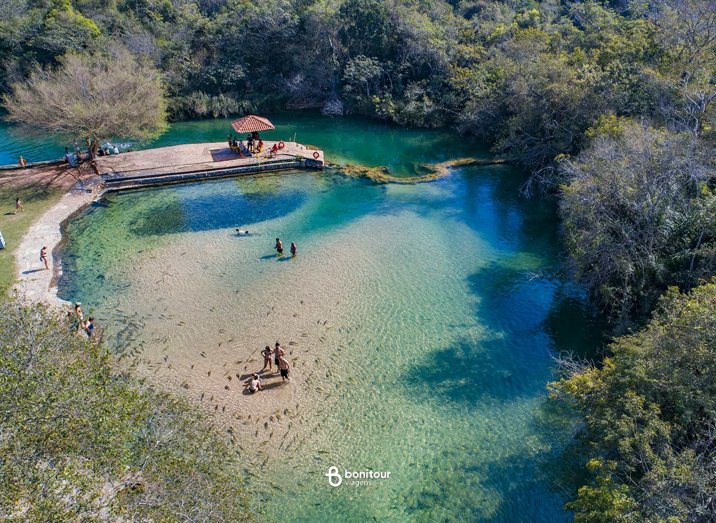 Vista de cima do Rio Formoso com banhistas conversando em grupos