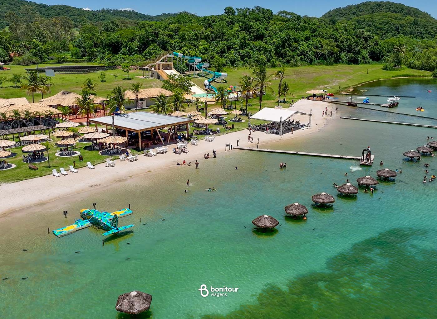 Imagem aérea do toboágua e lago