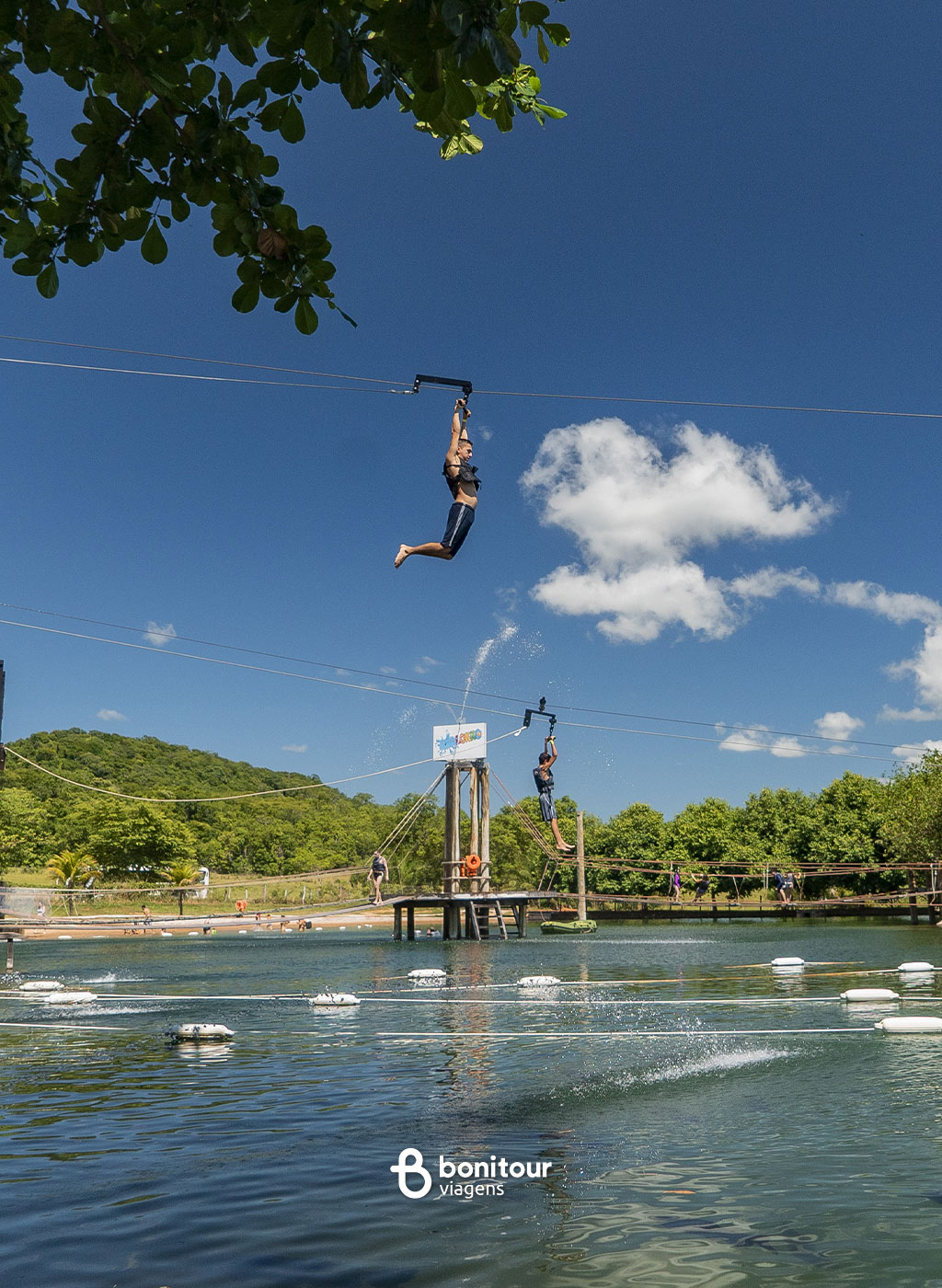 Pessoa em tirolesa no Balneário Nascente azul