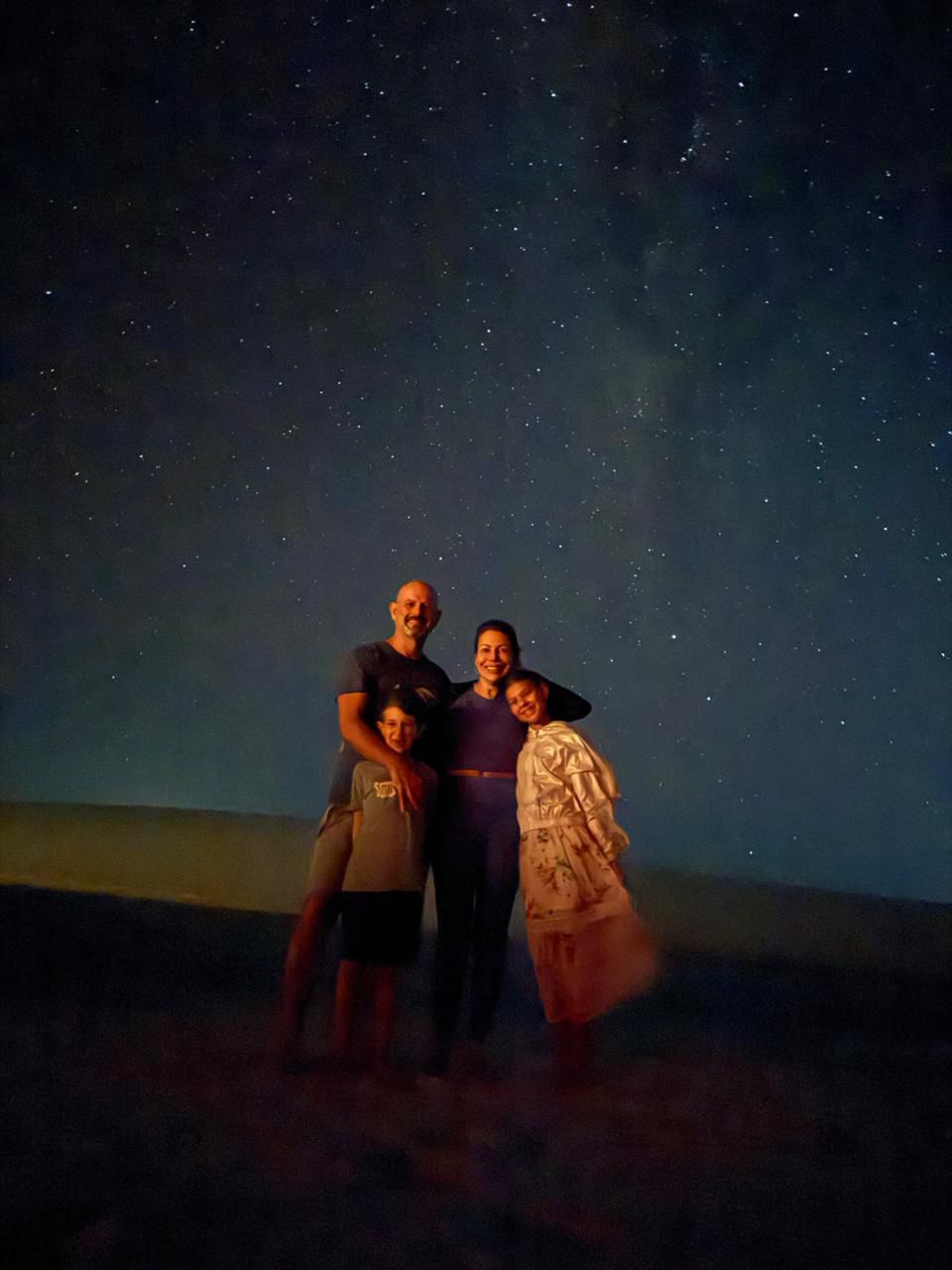 Grupo admirando o céu estrelado durante o passeio Mirar das Estrelas em Jericoacoara