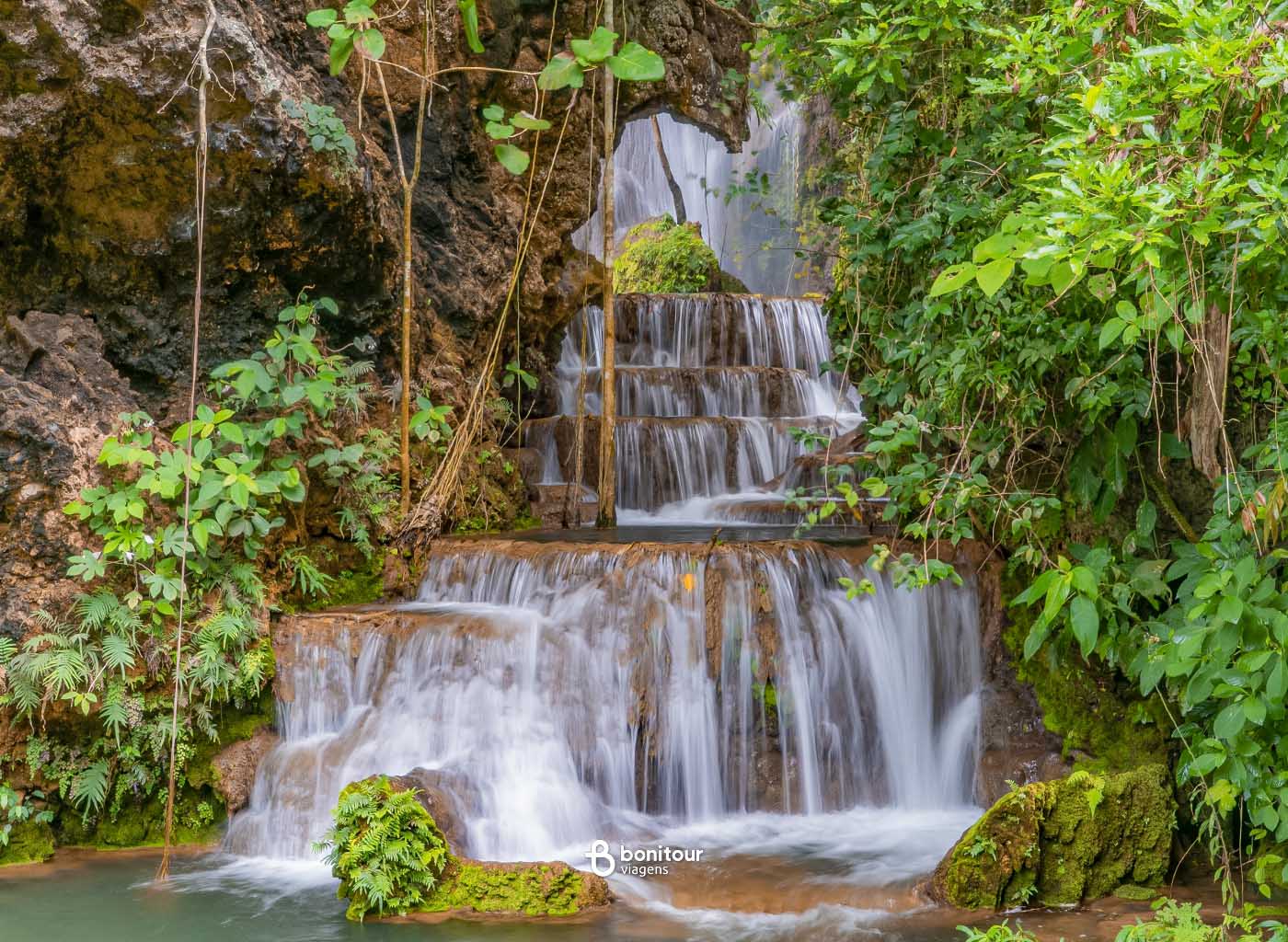 Bela cachoeira em meio a natureza em Bodoquena