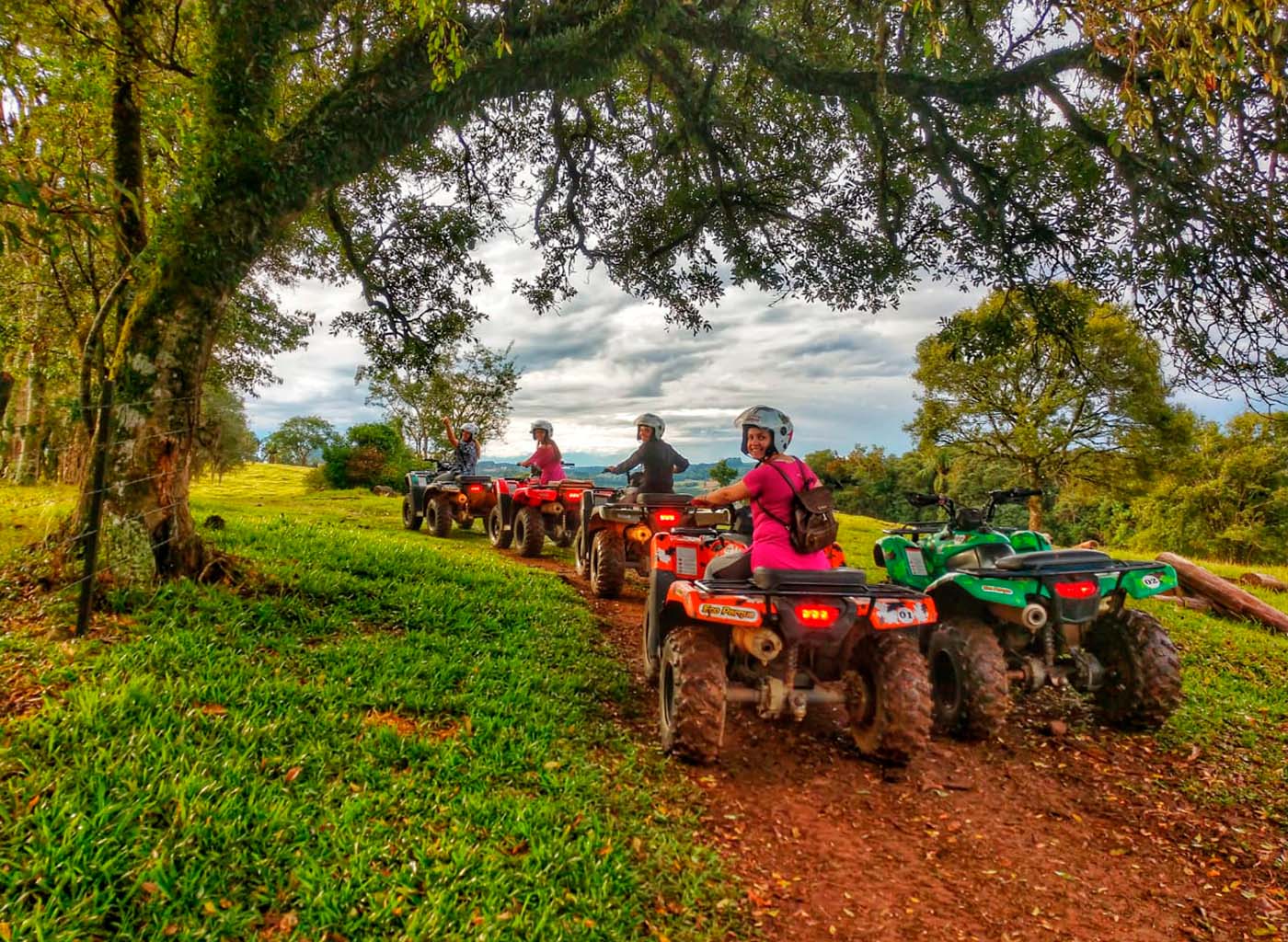 Pessoas fazendo trilha de quadriciclo em meio a natureza