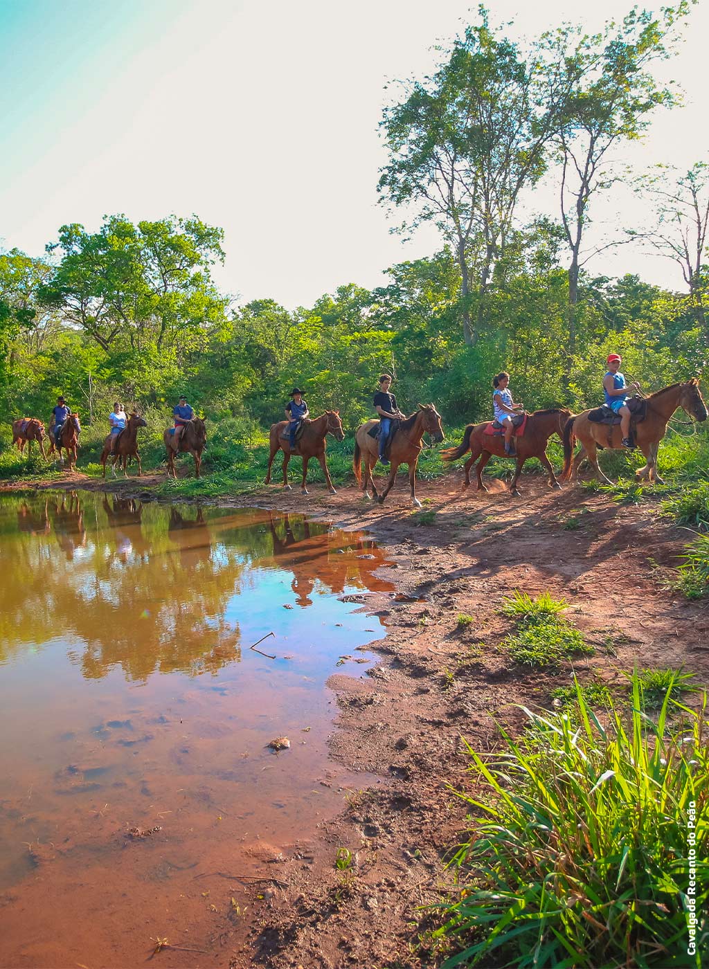 Pessoas cavalgando em meio a natureza de Bonito