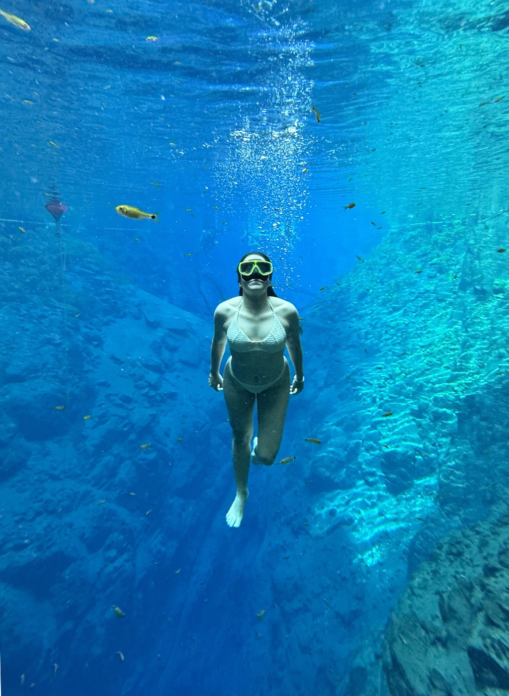 menina fazendo apnéia na Lago Misteriosa