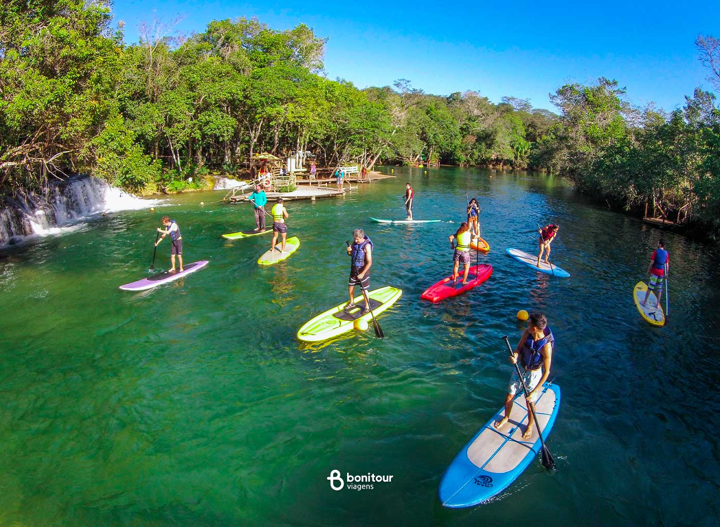 Pessoas se divertindo de Bote e Stand up Paddle nas águas do Rio Formoso