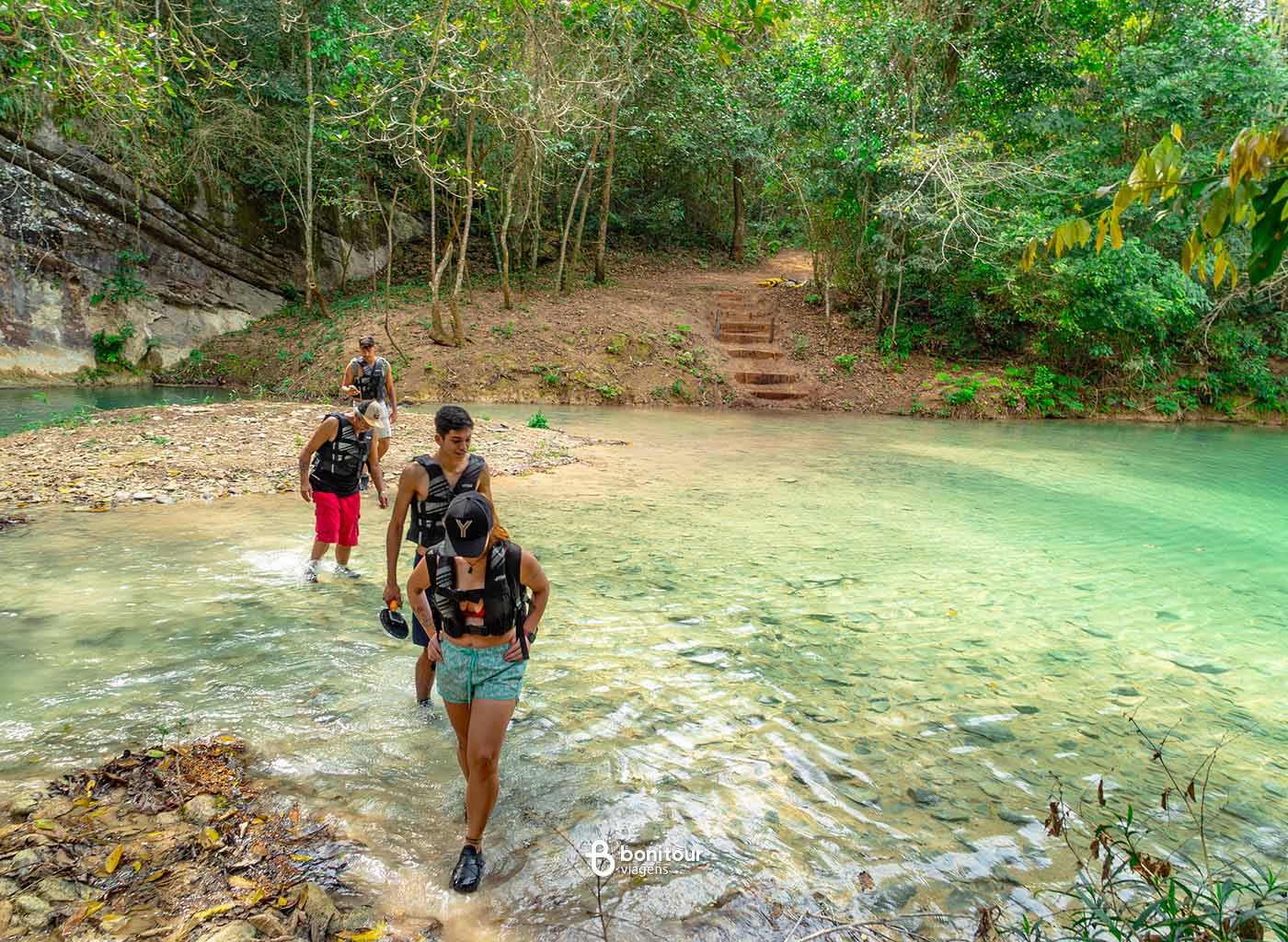 Pessoas fazendo Acqua Trekking nos Cânions do Salobra