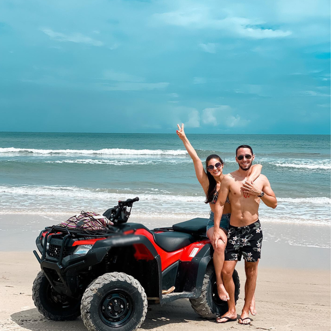 Turistas posando com quadriciclo na praia de Jericoacoara
