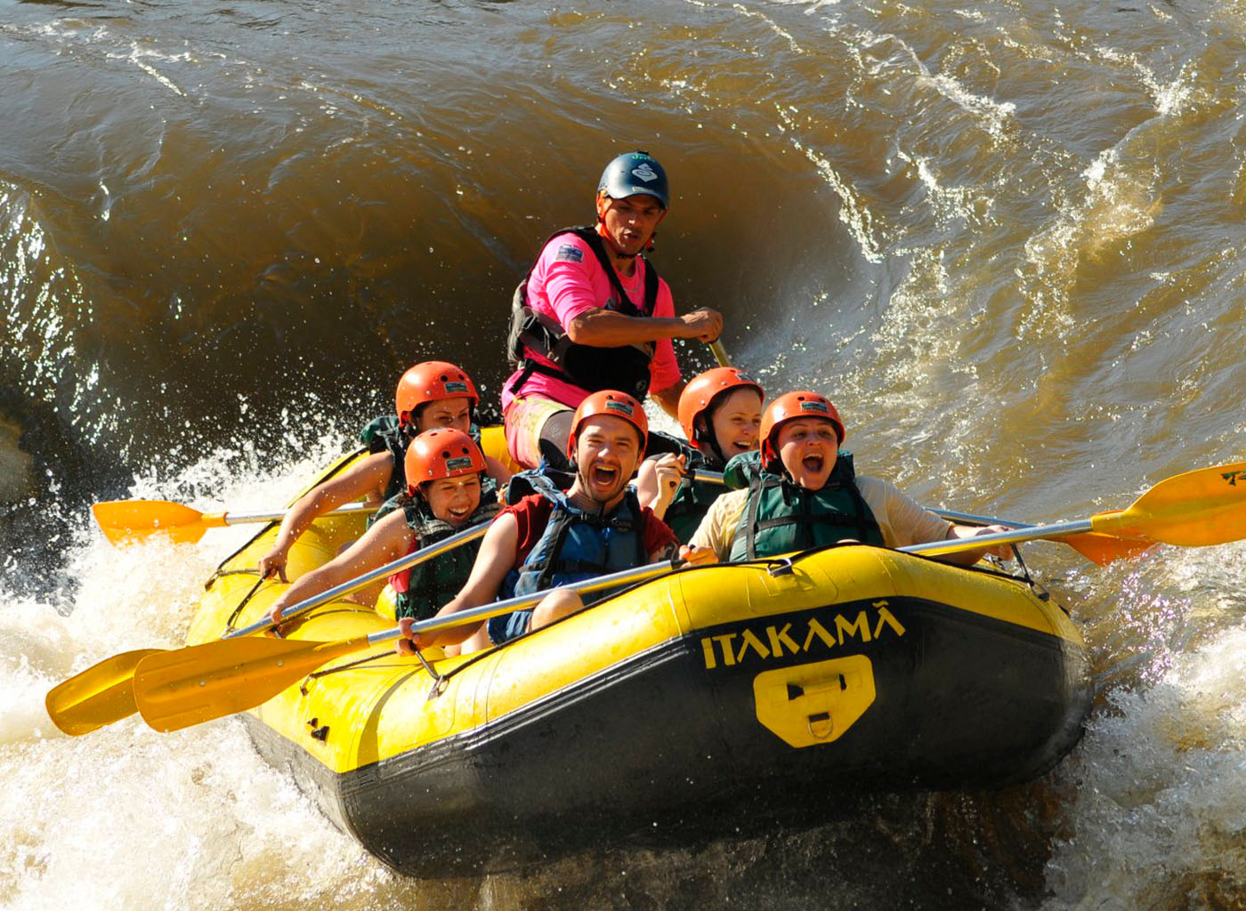 Pessoas praticando Rafting no Rio das Antas