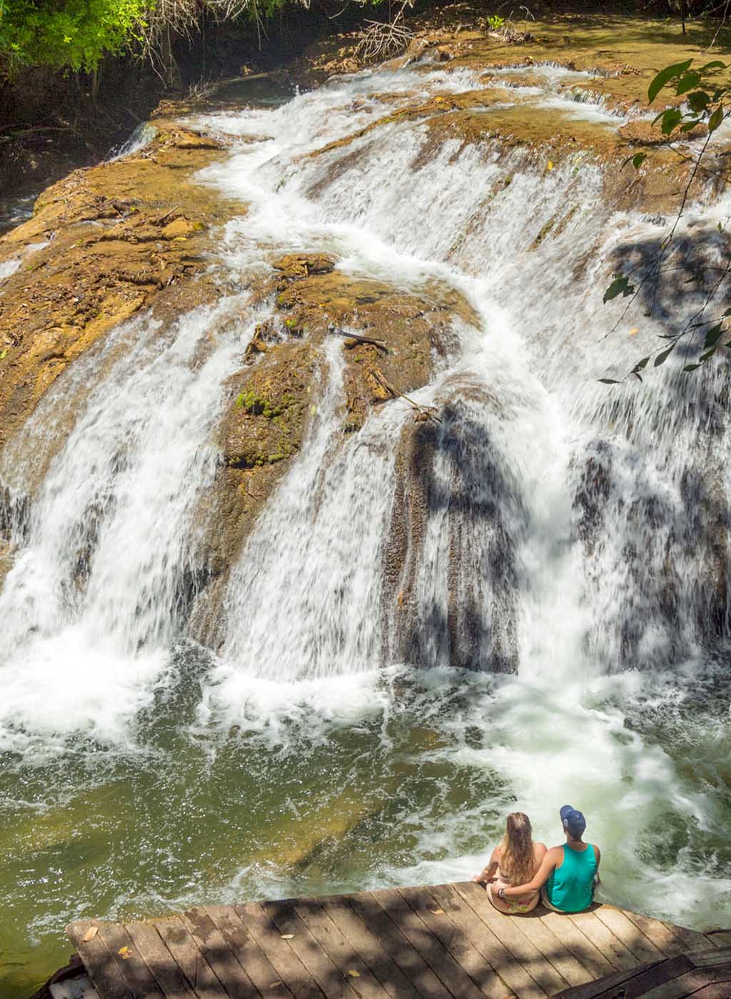 Pessoas observam as quedas d'água da Cachoeira Serra da Bodoquena