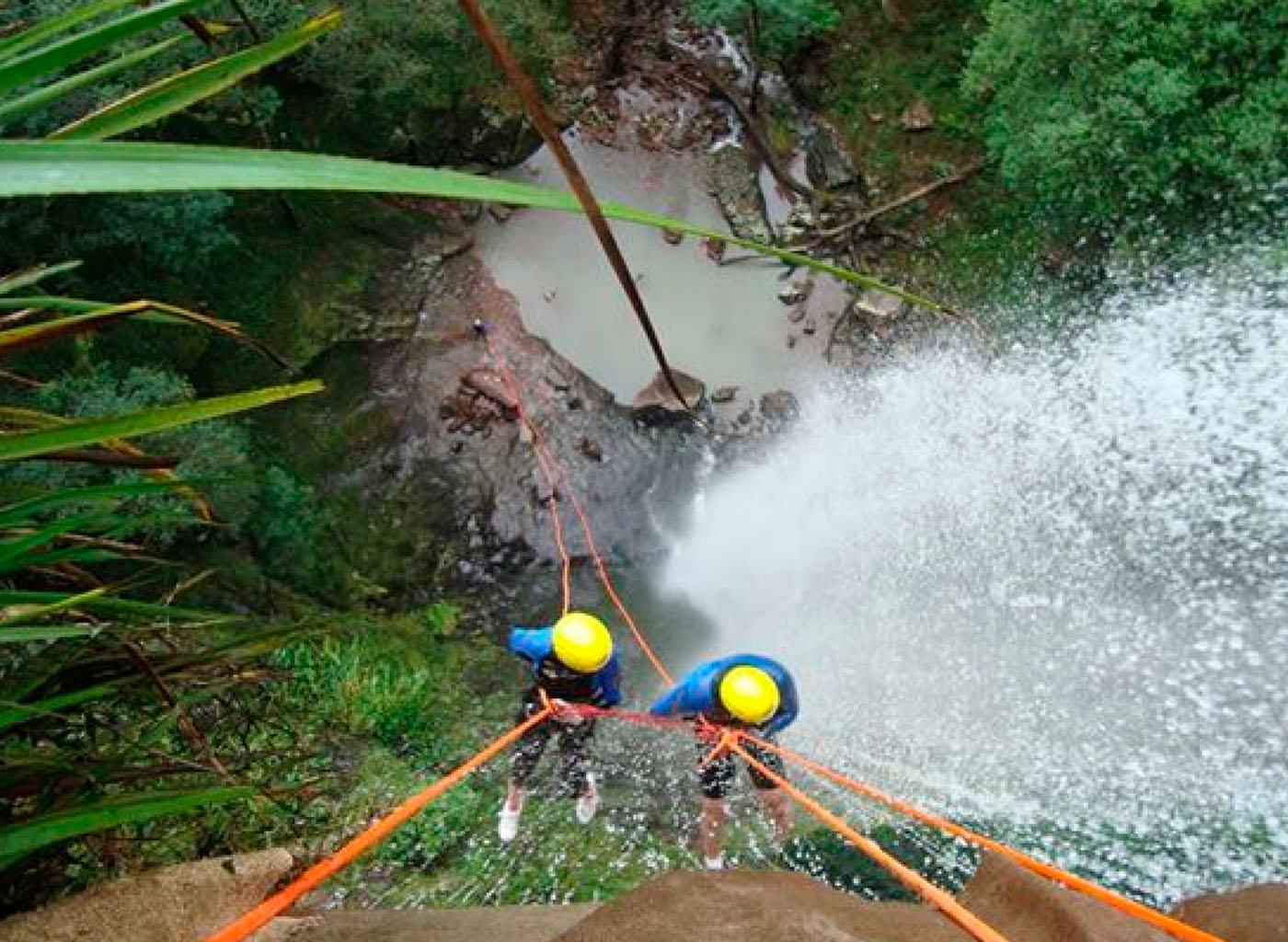 Pessoas descendo de Rapel na Cascata Vô Ernesto