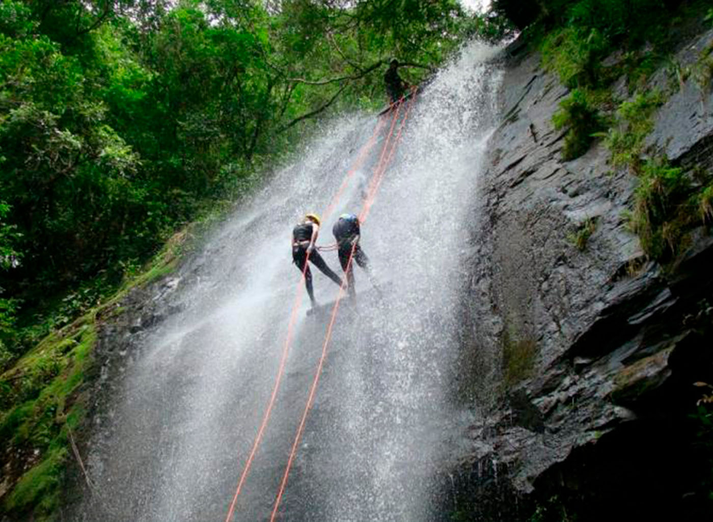 Pessoas descendo de Rapel na Cascata Vô Ernesto