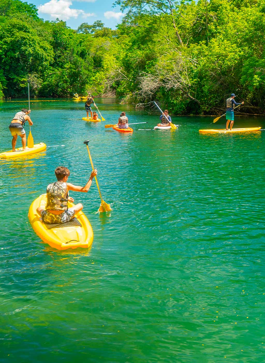 Pessoas se divertindo de Bote e Stand up Paddle nas águas do Rio Formoso
