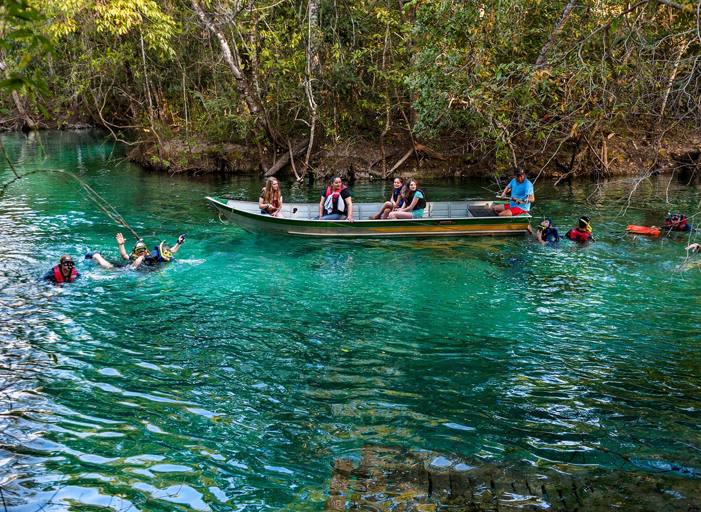 visitantes a bordo do barco de apoio no passeio de flutuação na Praia da Figueira