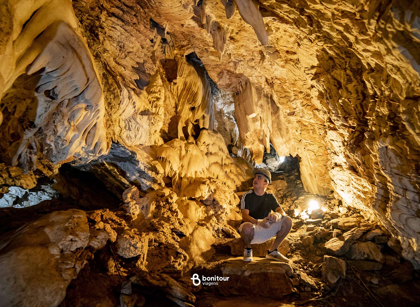 Pessoa contemplando de dentro da Gruta Catedral