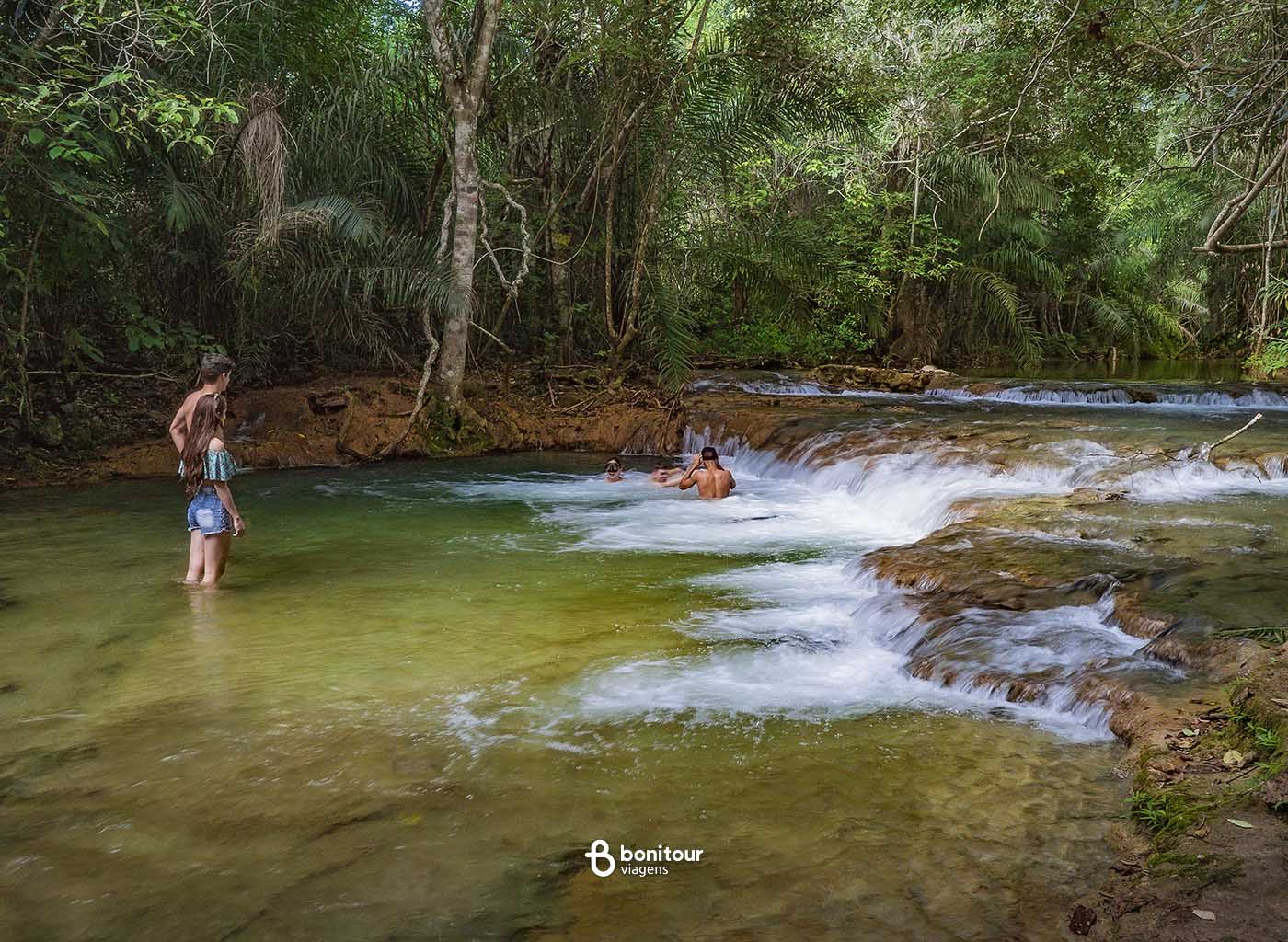 Pessoas nadando nas Cachoeiras Serra da Bodoquena