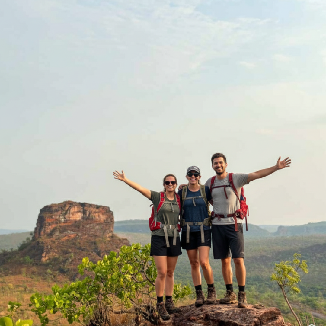Três turistas contemplando as formações rochosas da Chapada das Mesas