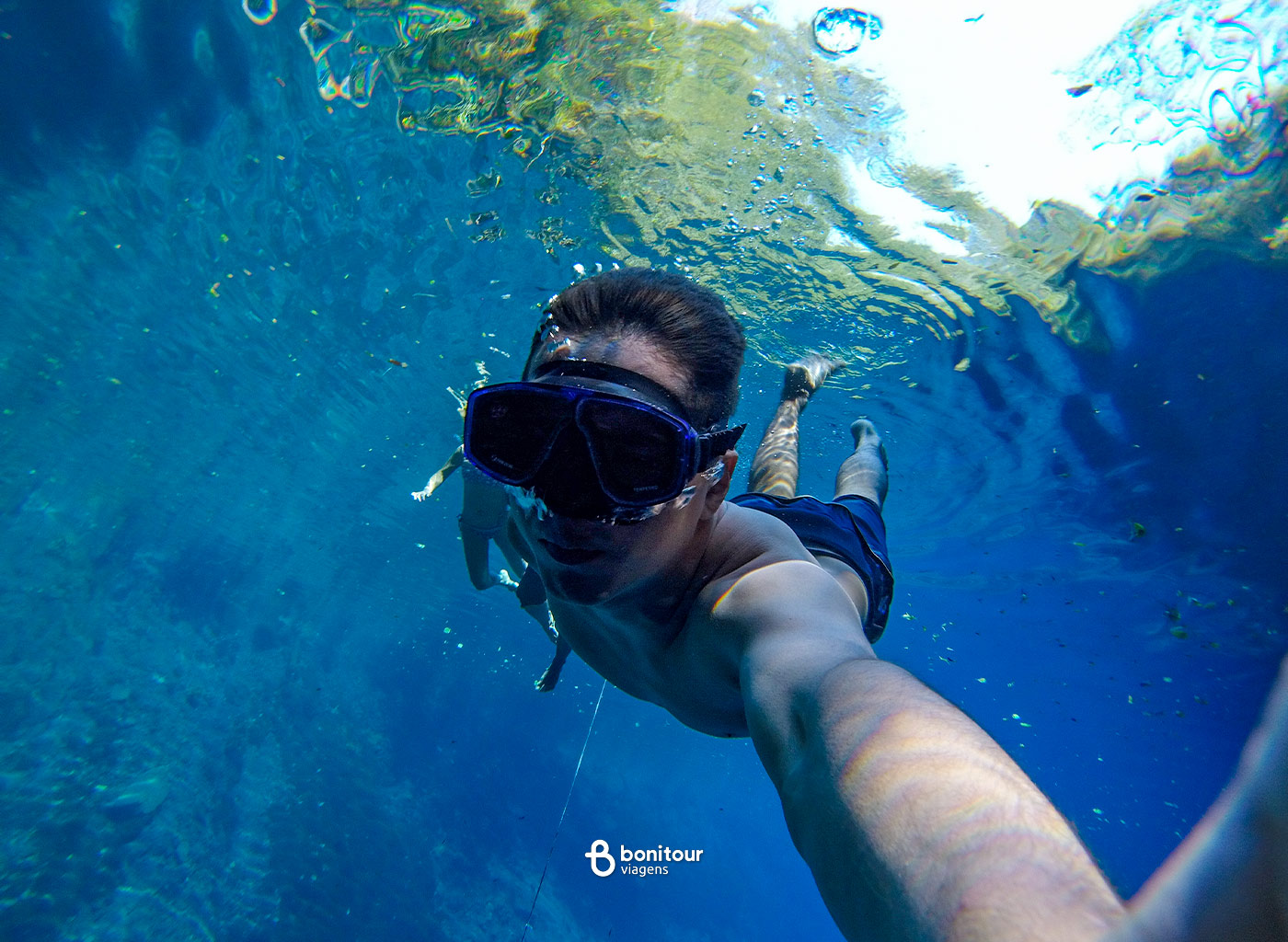 Pessoa mergulhando na Lagoa Misteriosa em Bonito, no passeio de flutuação.