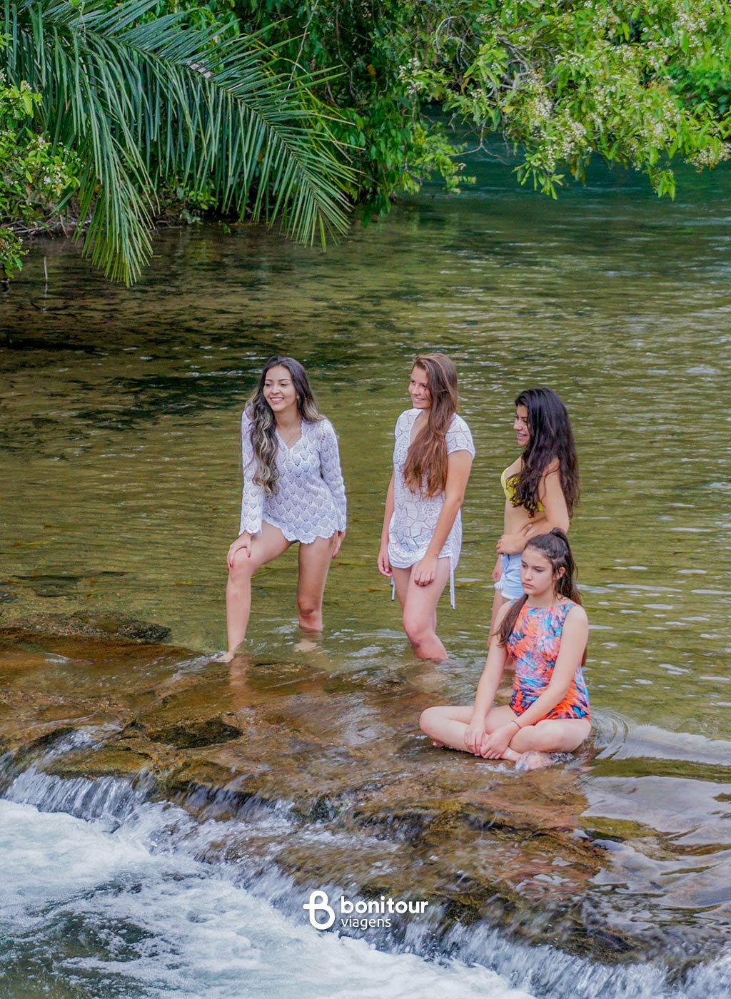 Pessoas curtindo no Balneário do Sol