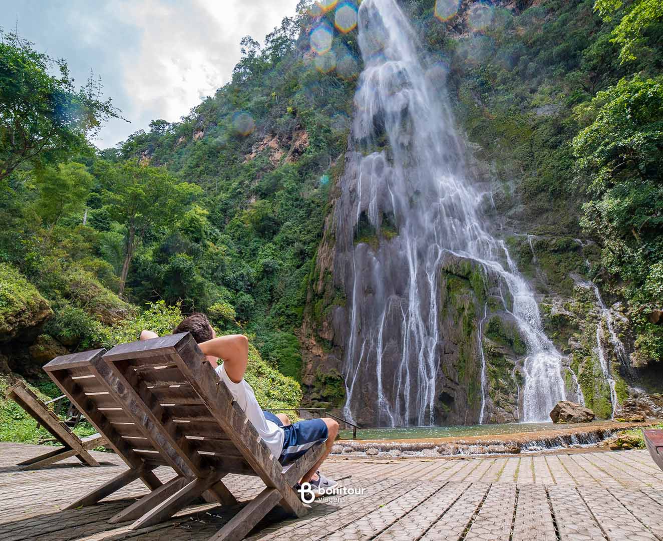 Quedas d'água de cachoeira em meio a vegetação nativa na Boca da Onça em Bonito/MS