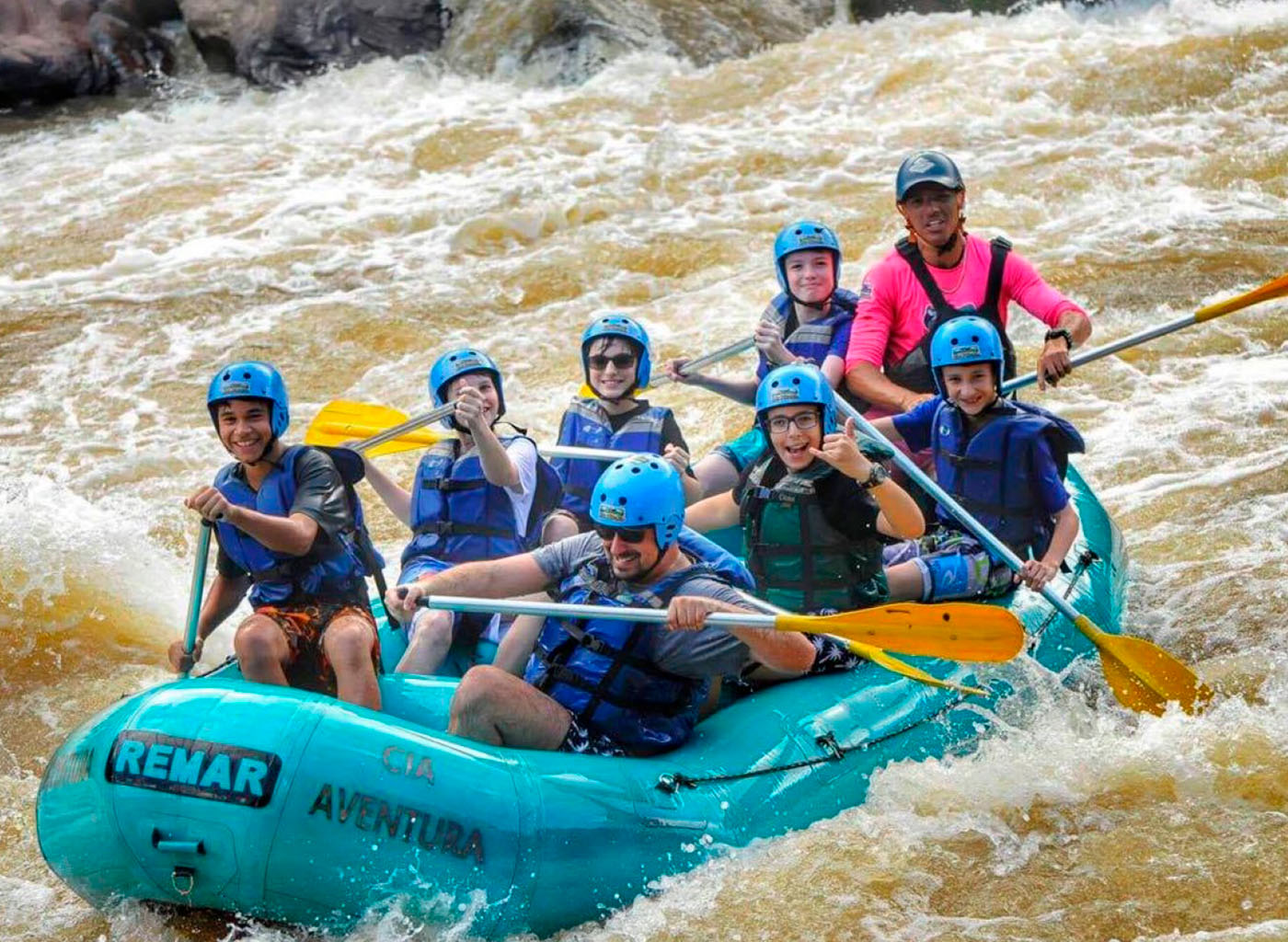 Pessoas praticando Rafting no Rio das Antas