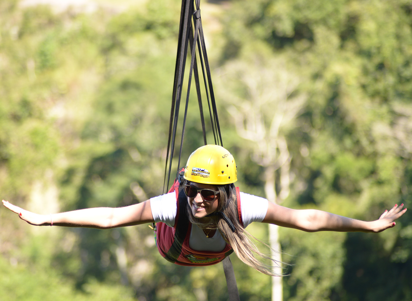 Pessoa sorrindo em tirolesa superman