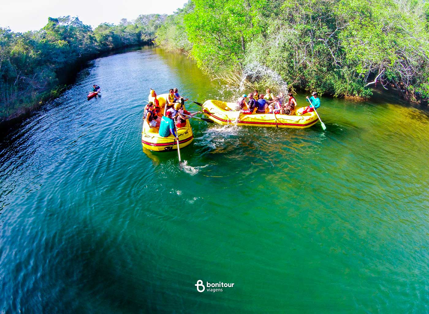 Dois grupos se divertindo em botes infláveis nas águas de Bonito