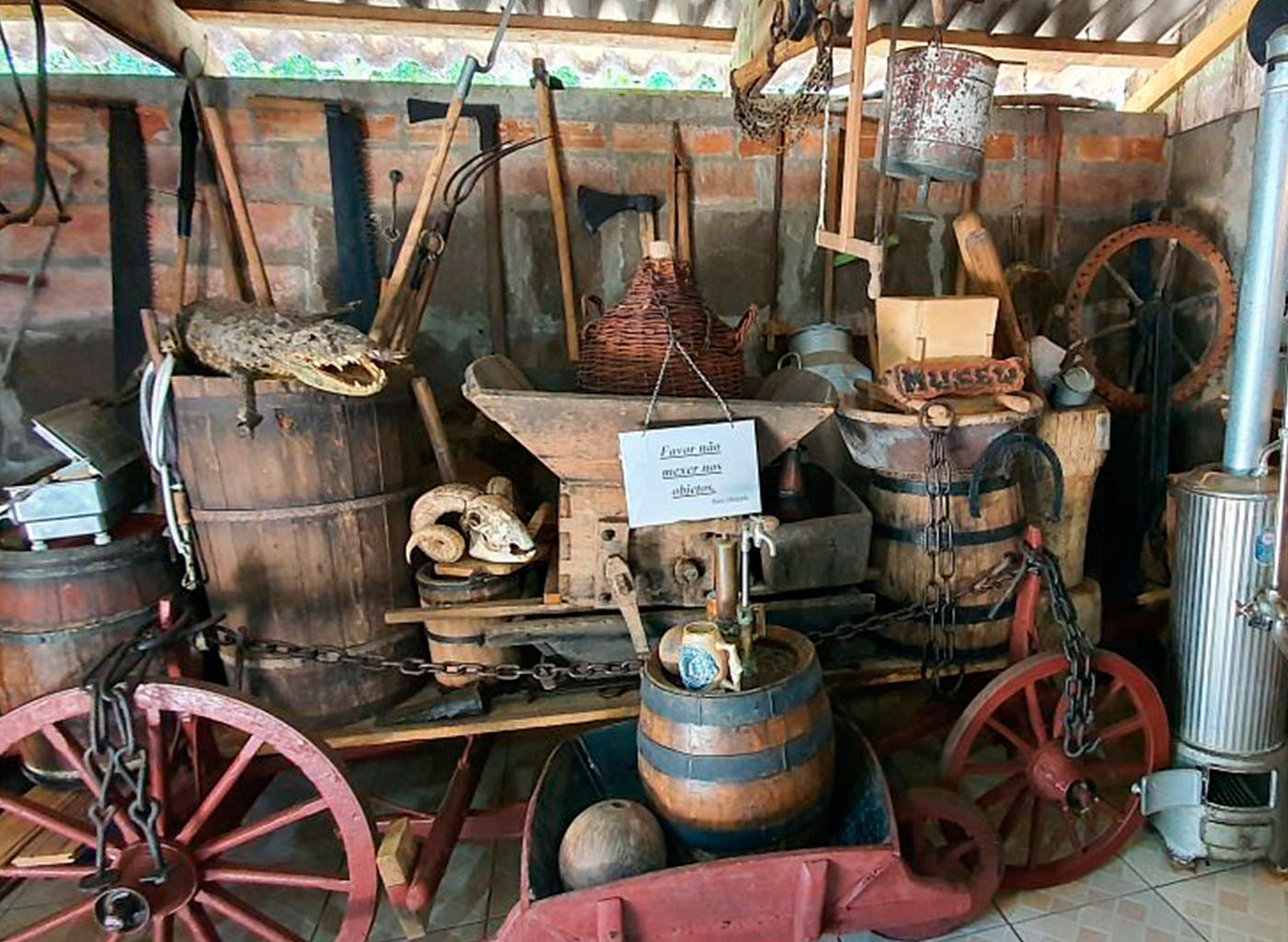 Carroça com barris de dentro do Tour Raízes Coloniais