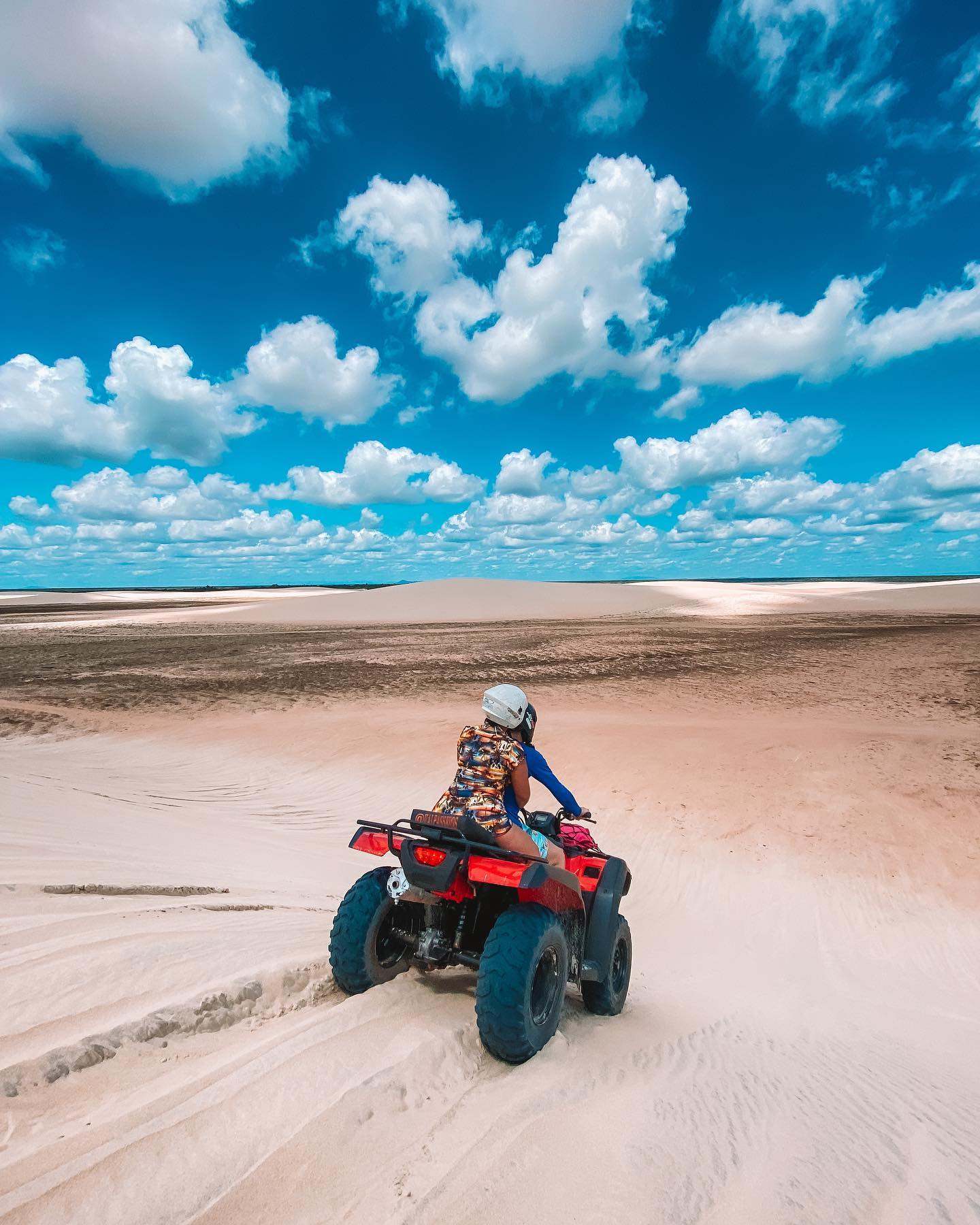 Quadriciclo da Jericar Viagens em trilha de areia em Jericoacoara