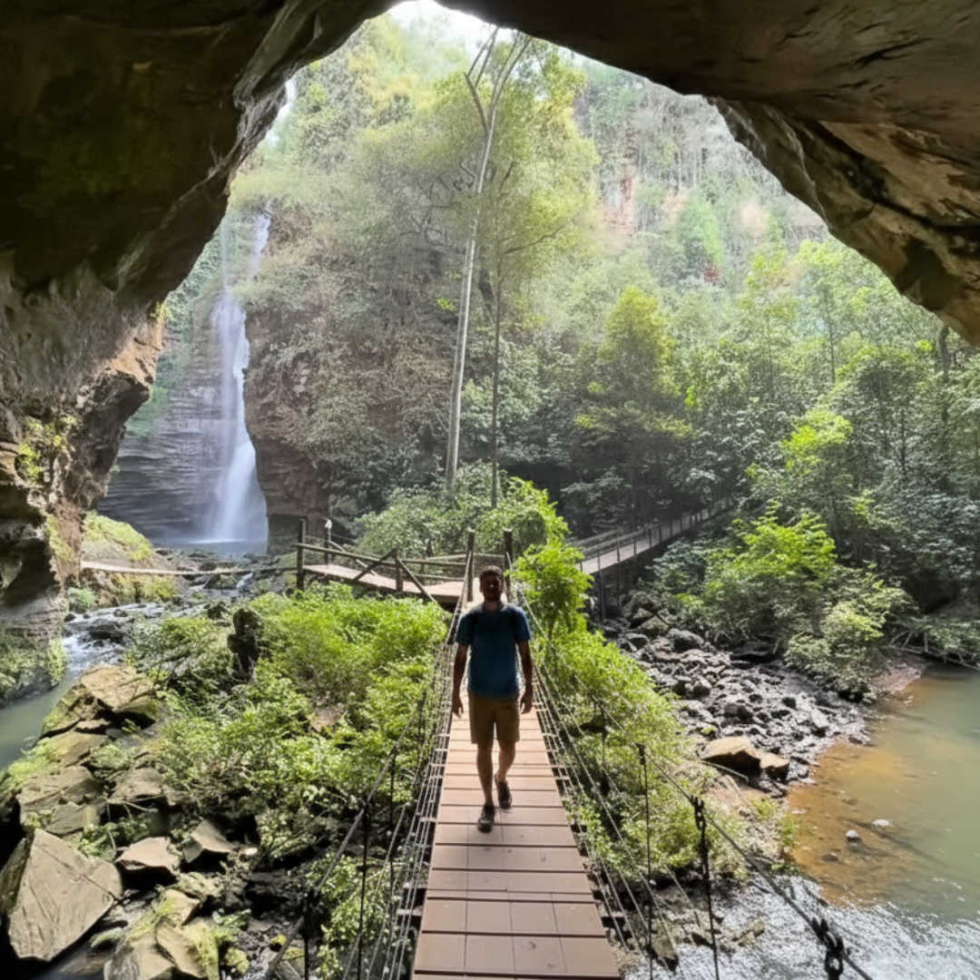 Trilha com ponte suspensa levando à Cachoeira de São Romão na Chapada das Mesas