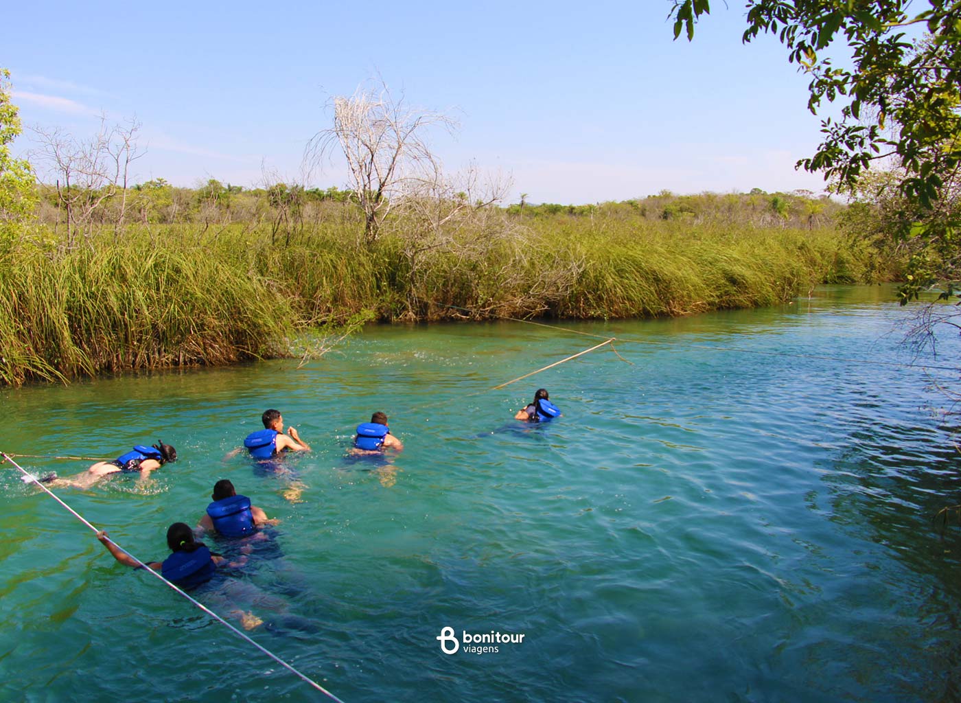 Pessoas curtindo as águas do Rio Formoso